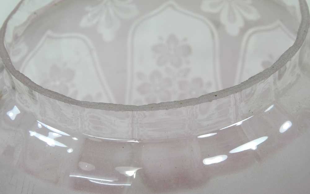 A glass oil lamp shade - Image 4 of 4