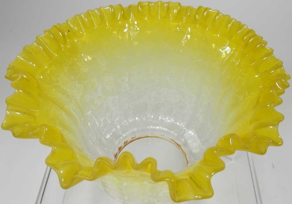 A small yellow glass oil lamp shade - Image 2 of 5