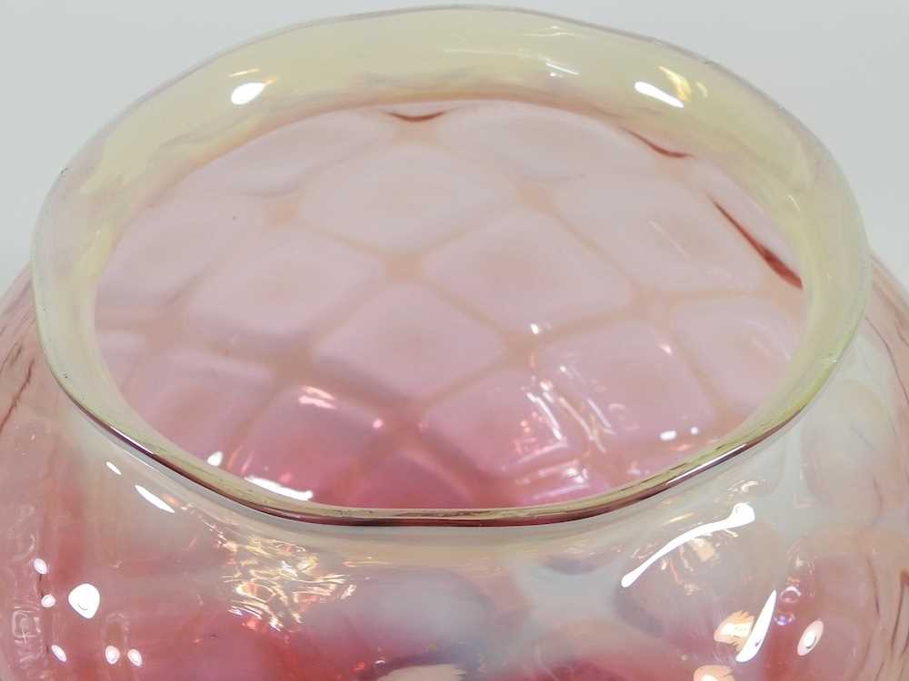 A pink glass oil lamp shade - Image 3 of 4