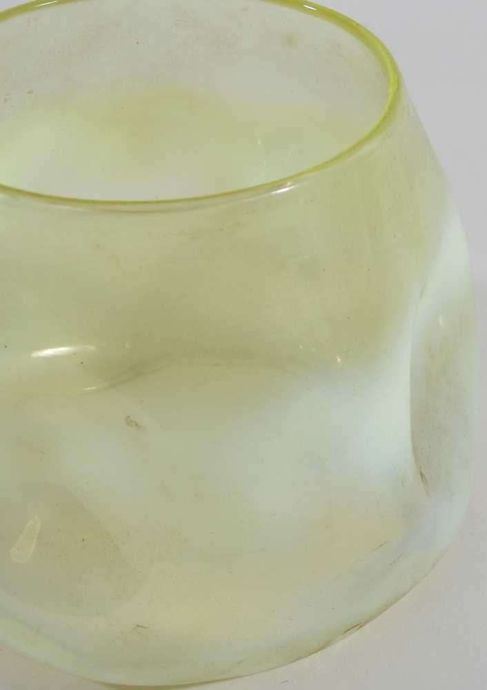 A vaseline glass oil lamp shade - Image 3 of 4