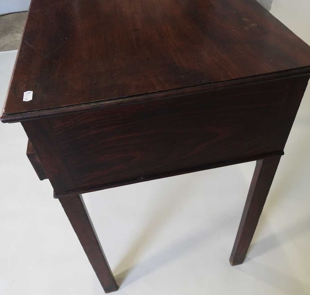 A George III mahogany lowboy - Image 7 of 12