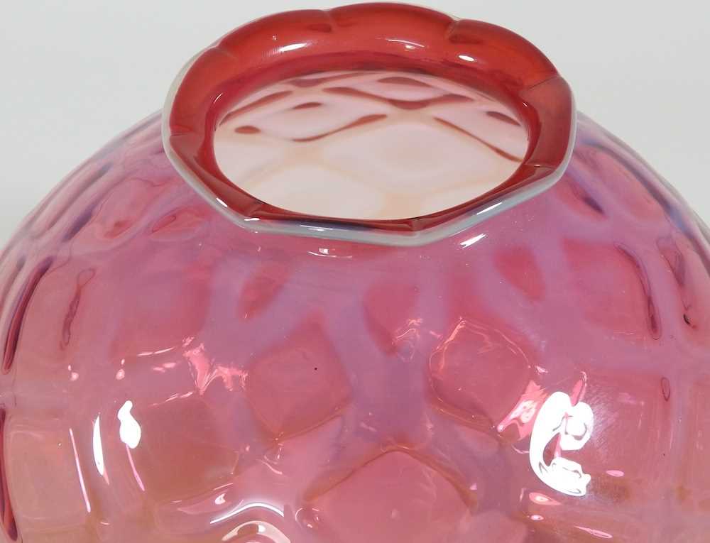 A pink glass oil lamp shade - Image 2 of 4