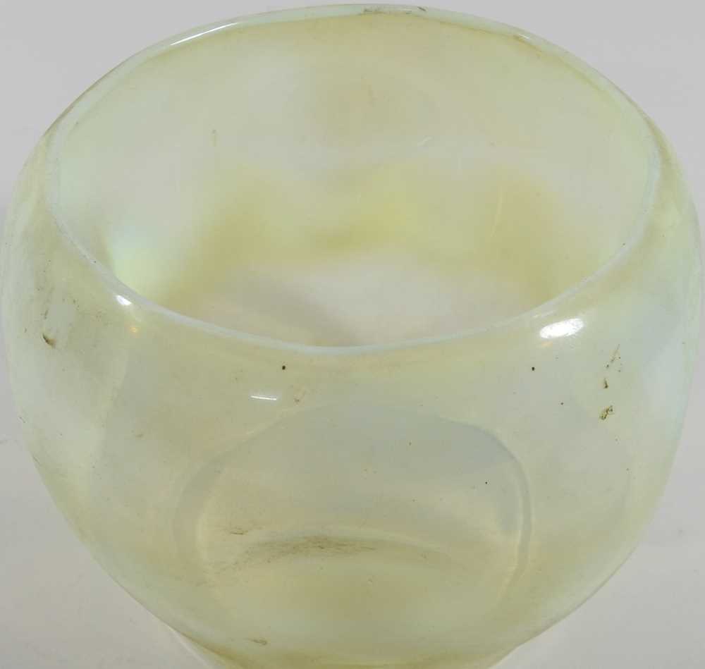 A vaseline glass oil lamp shade - Image 4 of 4