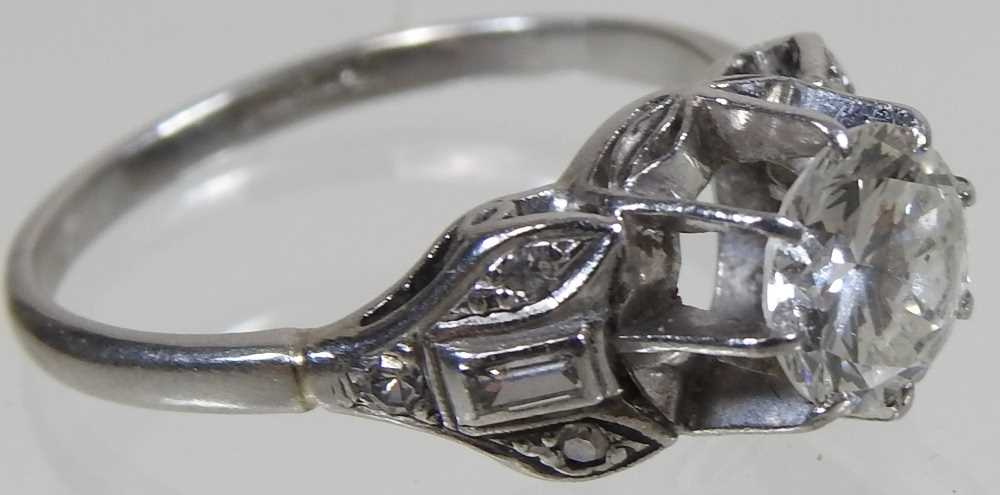 A platinum set diamond ring - Image 2 of 6