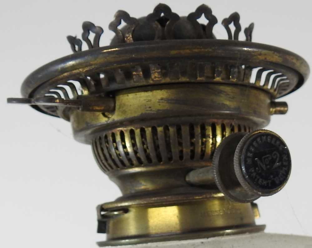 A brass column oil lamp - Image 4 of 5