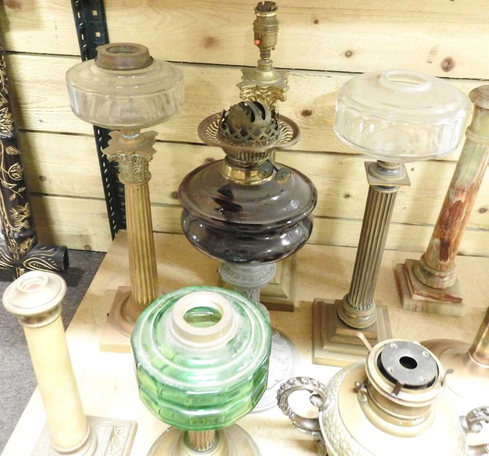 A collection of oil lamps - Bild 2 aus 3