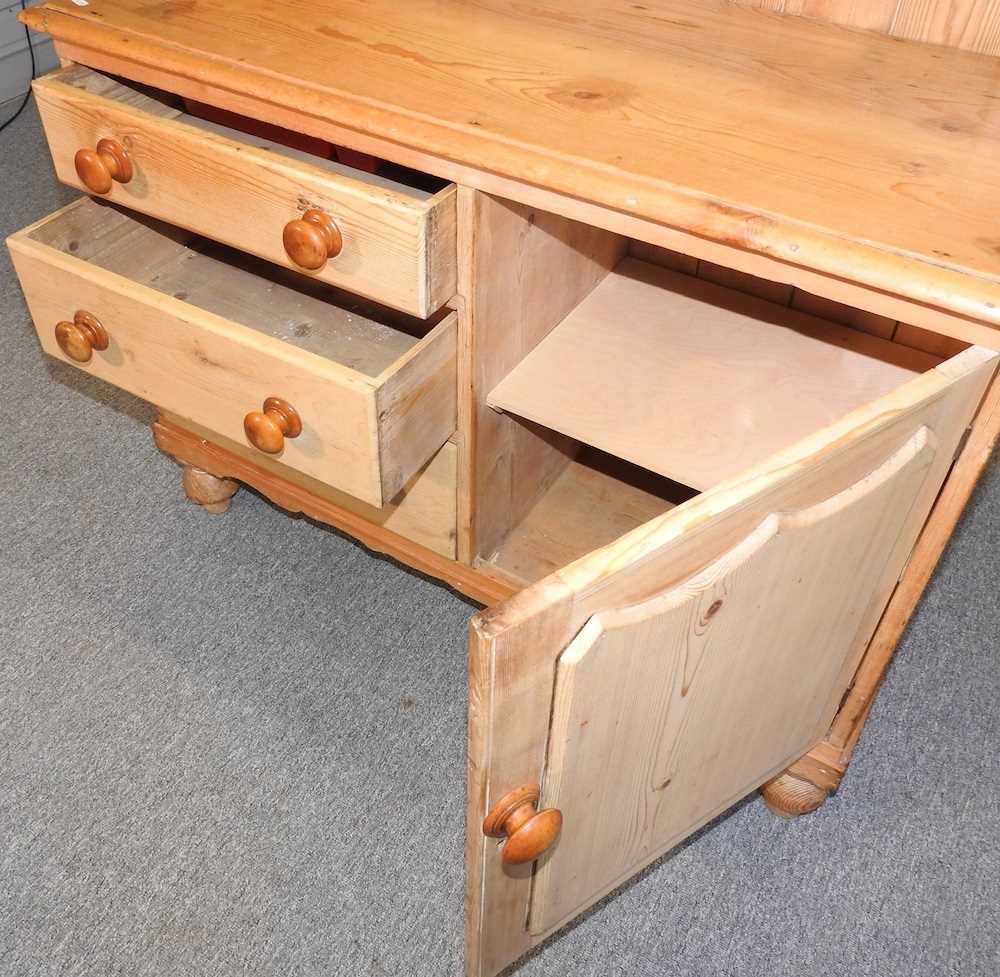 A pine dresser - Image 4 of 4