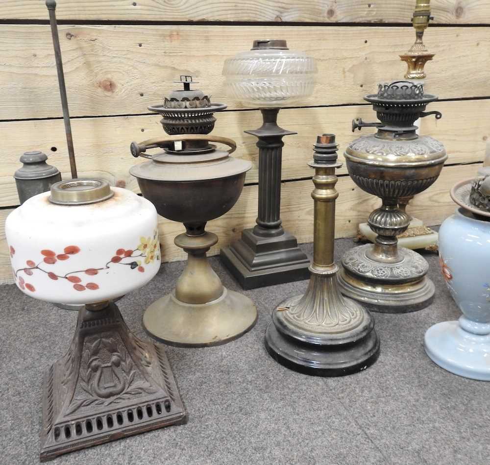 A collection of oil lamps - Image 2 of 5