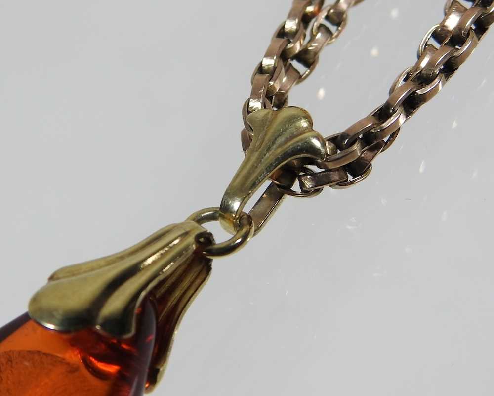A pendant on chain - Image 2 of 4