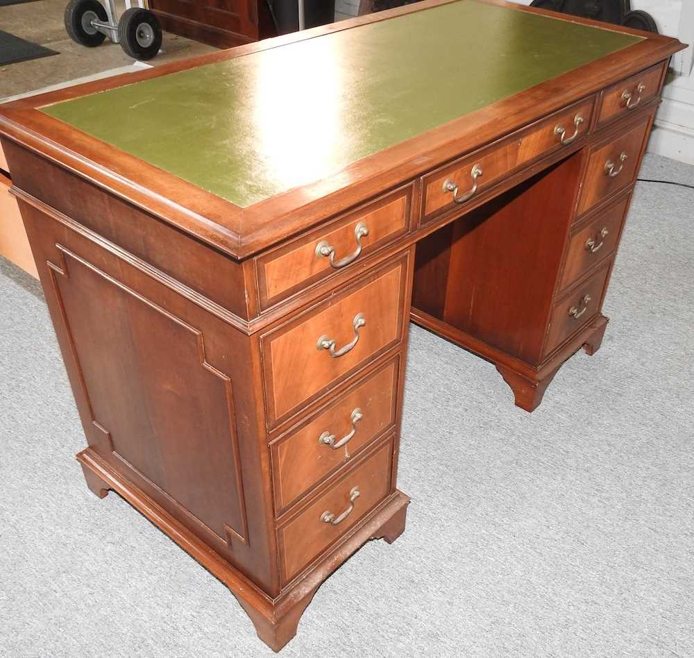 A pedestal desk - Image 3 of 4