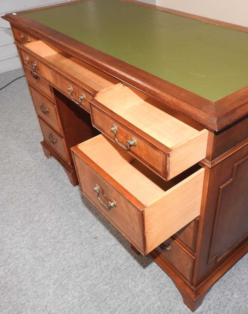 A pedestal desk - Image 2 of 4