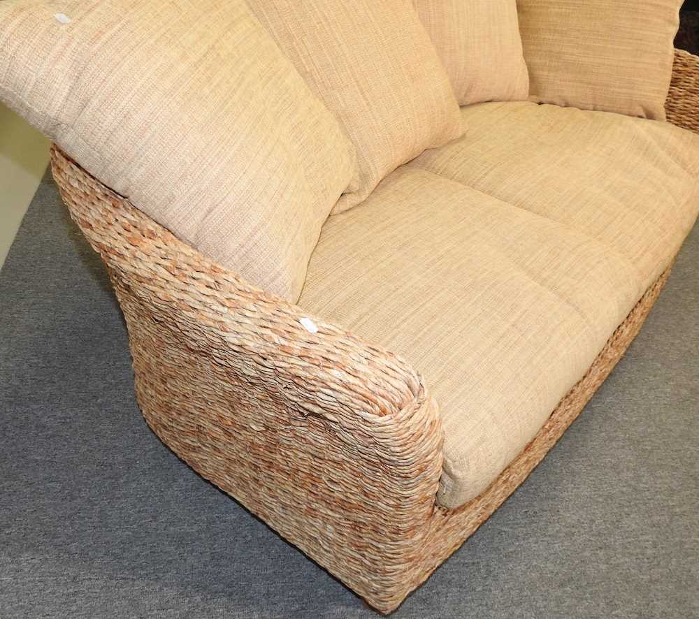 A rattan sofa - Image 4 of 5