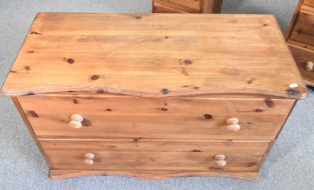 Pine chest and table - Image 3 of 4