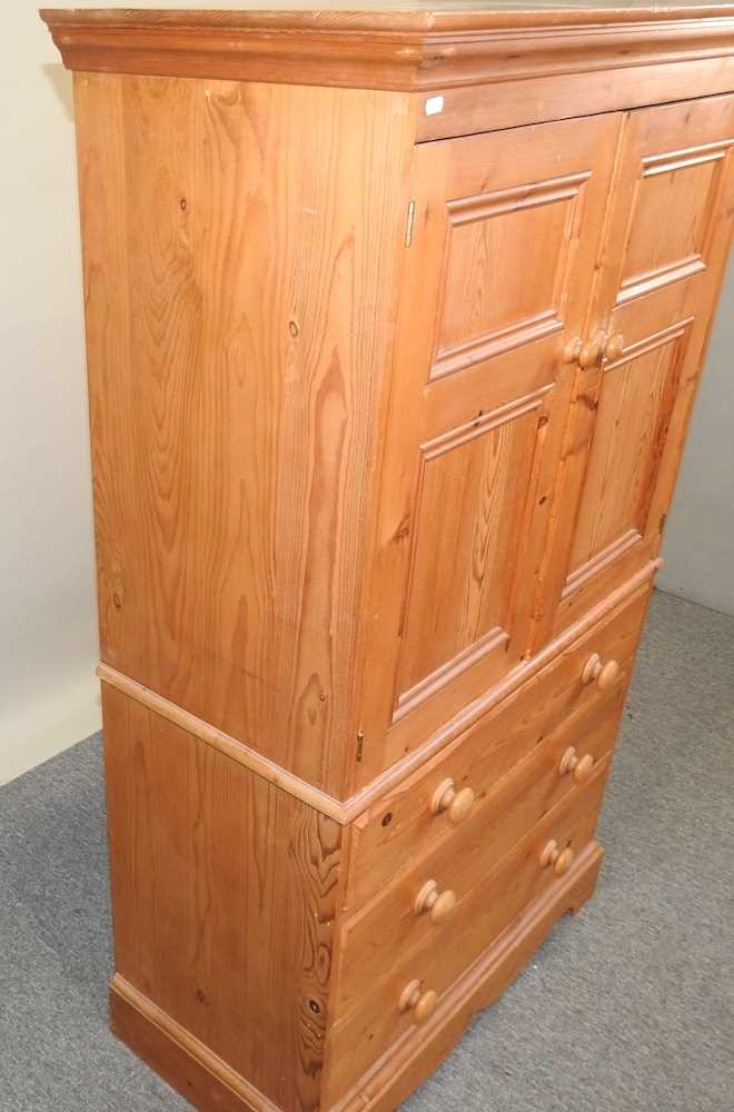 A pine cabinet - Image 5 of 5