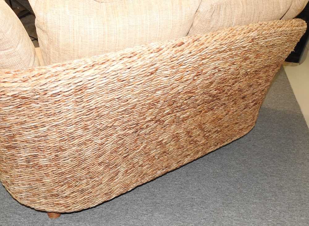 A rattan sofa - Image 3 of 5