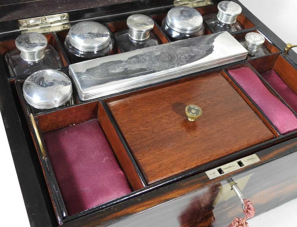 A Victorian vanity box - Image 2 of 13