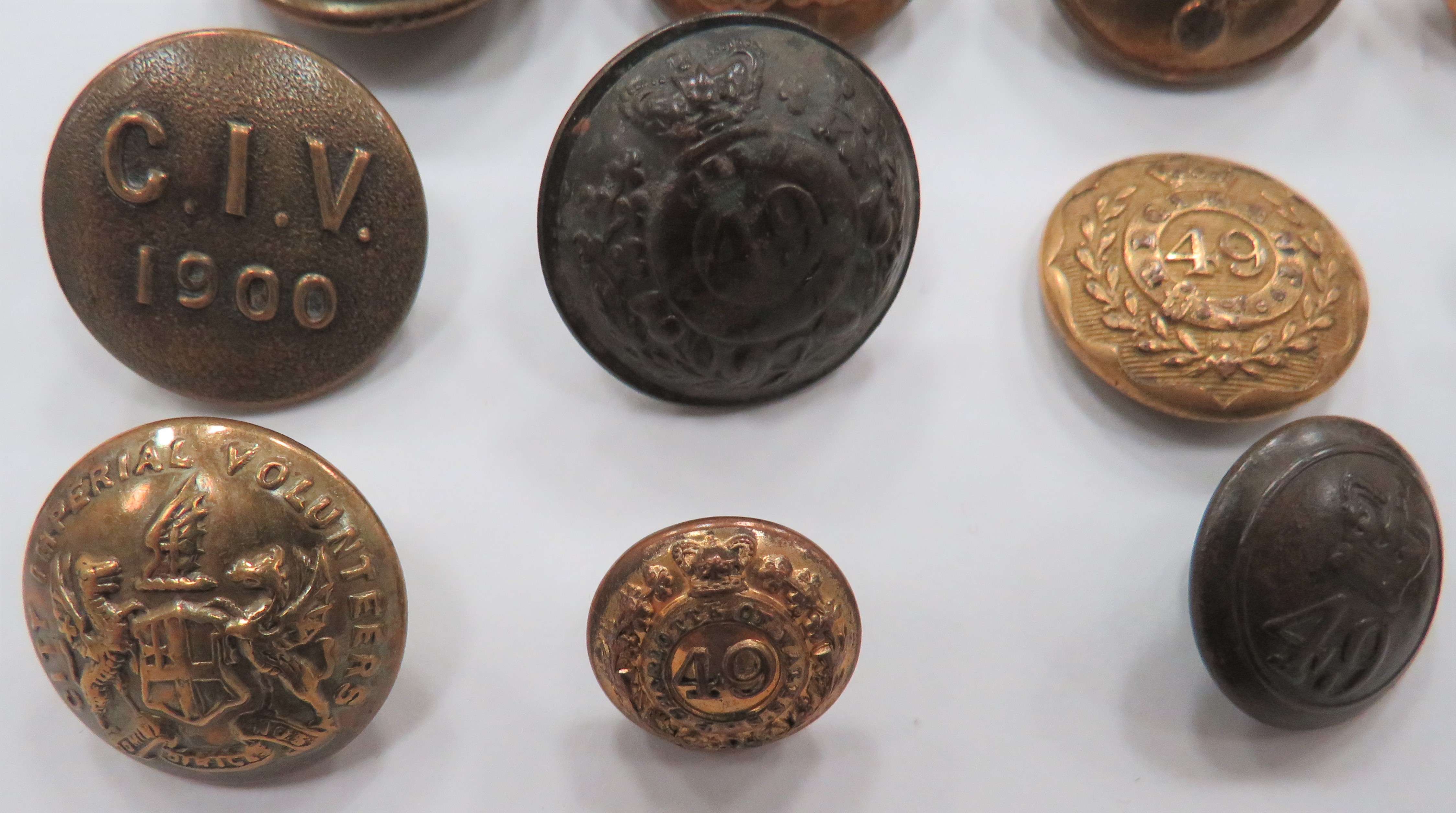 Good Selection of Buttons Including VictorianÂ  including brass, Vic crown 49th, small ... Gilt, Vic - Bild 2 aus 2