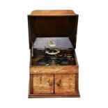 An early 20th century wind up table top gramophone, working condition.
