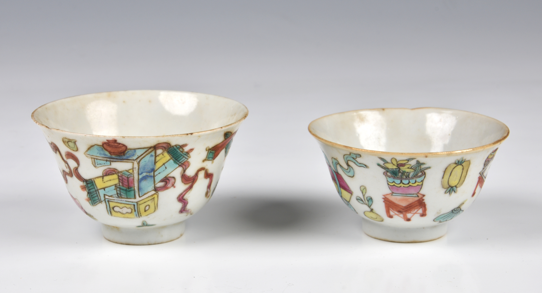 Five Chinese porcelain famille rose bowls, early 20th century, comprising two enamelled with - Image 11 of 12