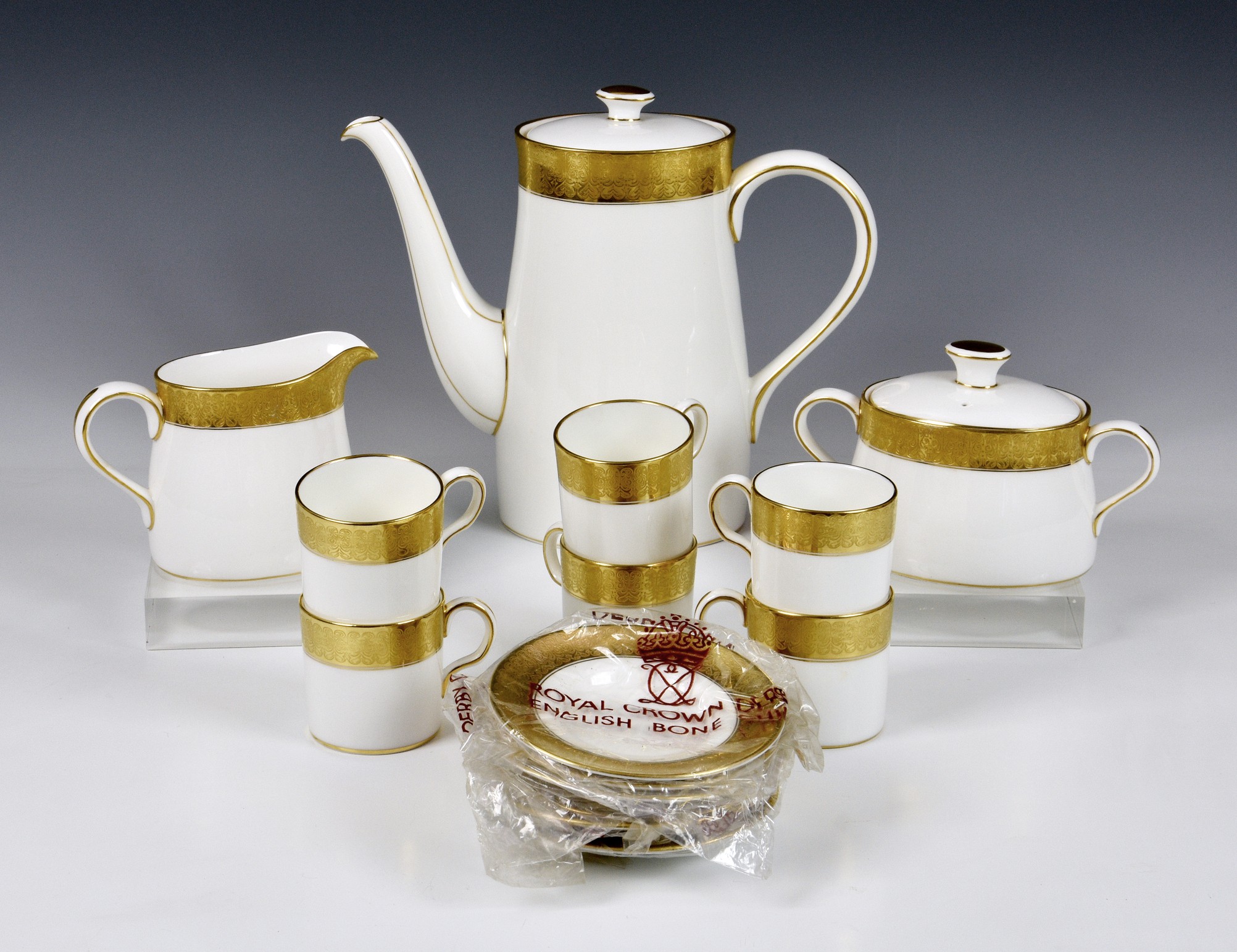 A Royal Crown Derby 'St George' pattern coffee service, comprising of coffee pot, 8 ½in. (21.5cm.)