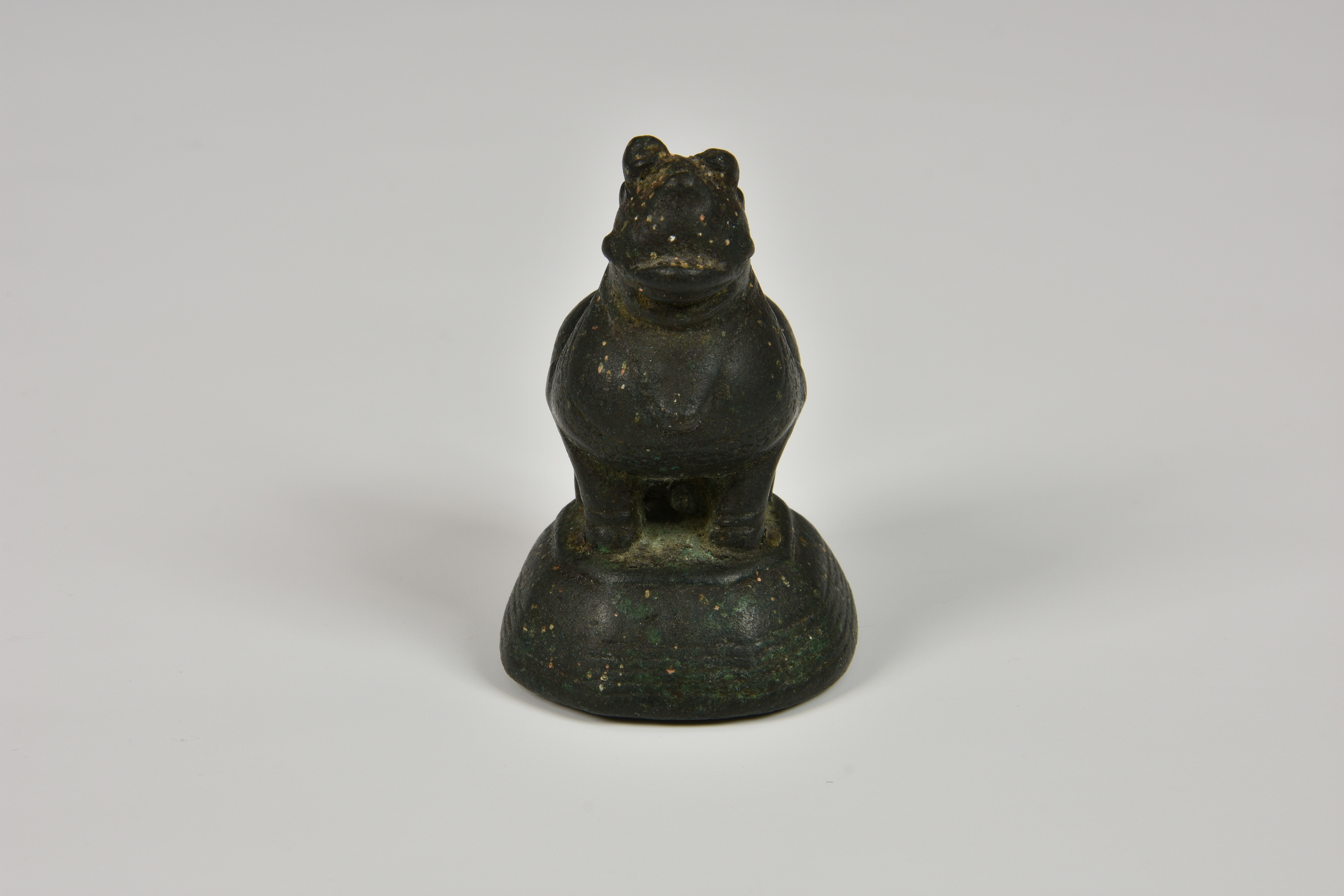 An 18th / 19th century Burmese cast bronze opium weight, in the form of Chinthe, raised on a - Image 4 of 5