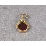 A 15ct gold, bloodstone and carnelian swivel fob, with knot detailing to the gold, approx. 4cm.