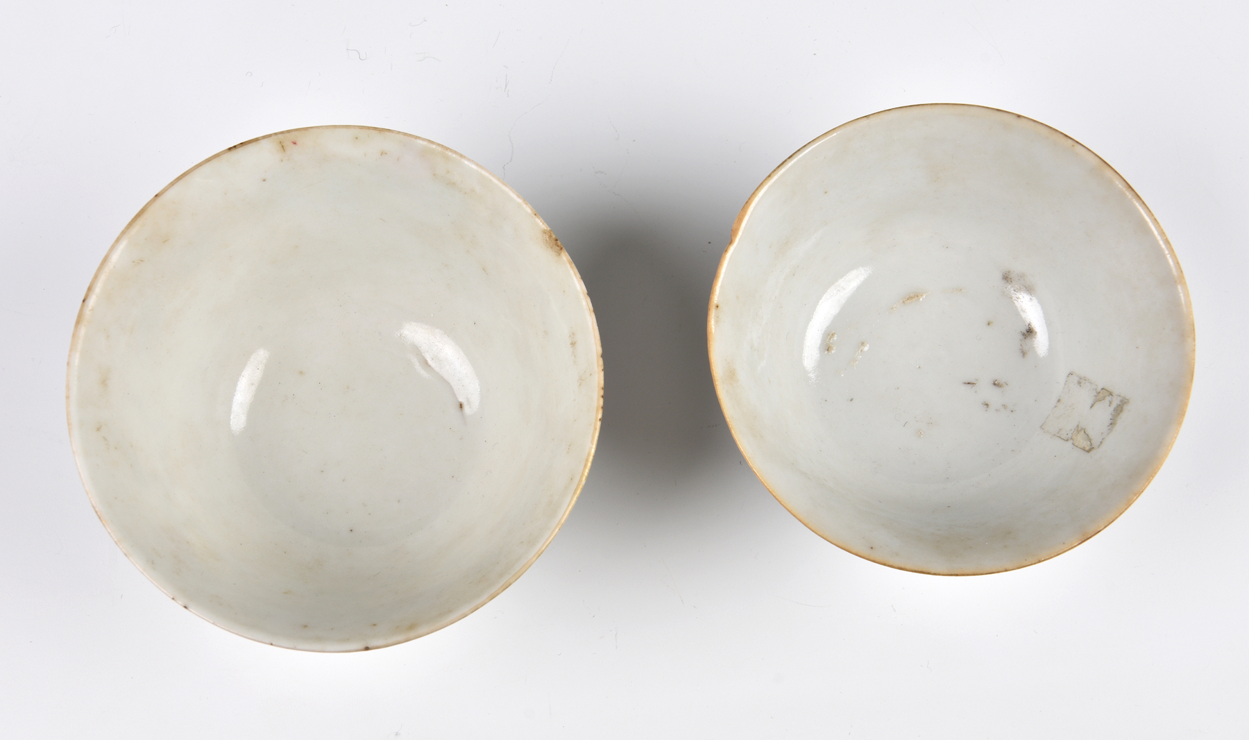 Five Chinese porcelain famille rose bowls, early 20th century, comprising two enamelled with - Image 9 of 12