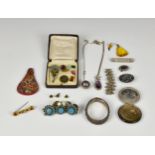 A collection of vintage and antique costume jewellery, to include brooches, pendants, loose paste