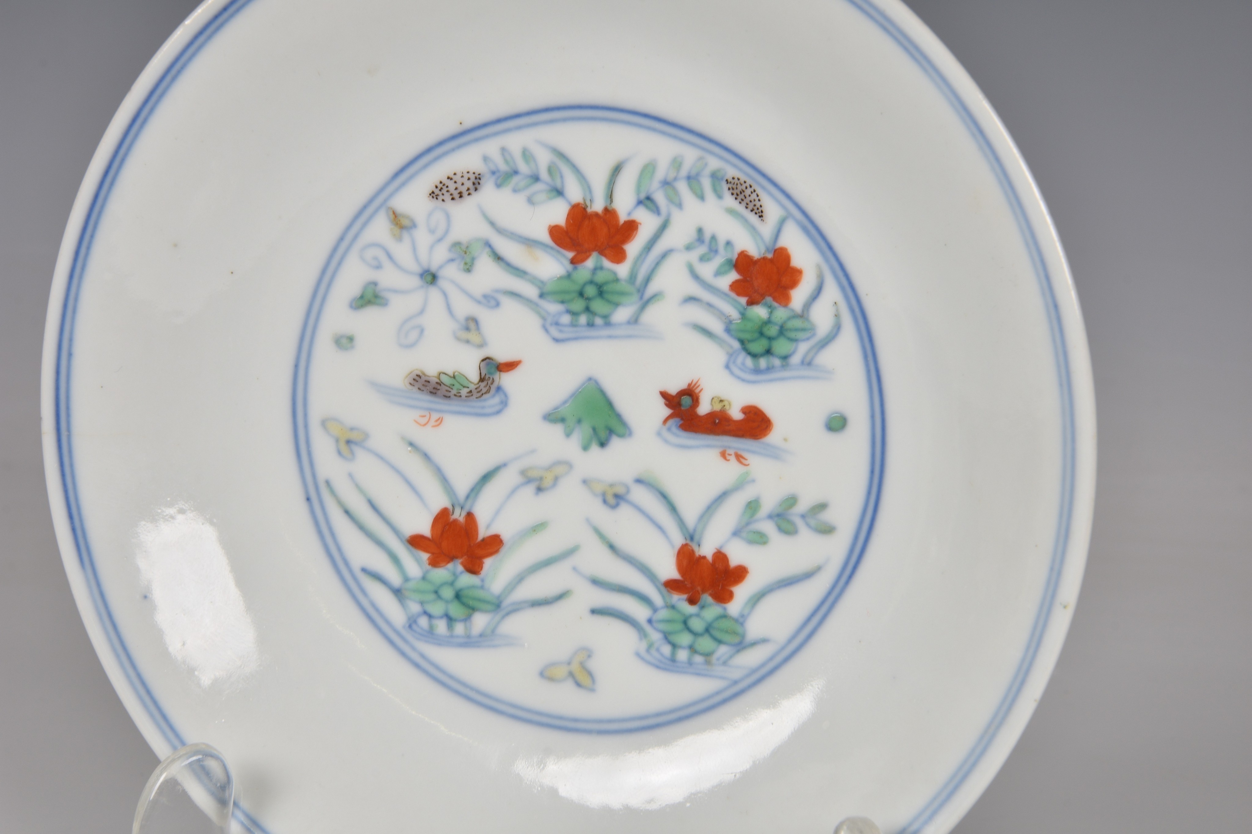 A Chinese doucai 'duck and lotus pond' porcelain dish, four character mark within double - Bild 2 aus 10
