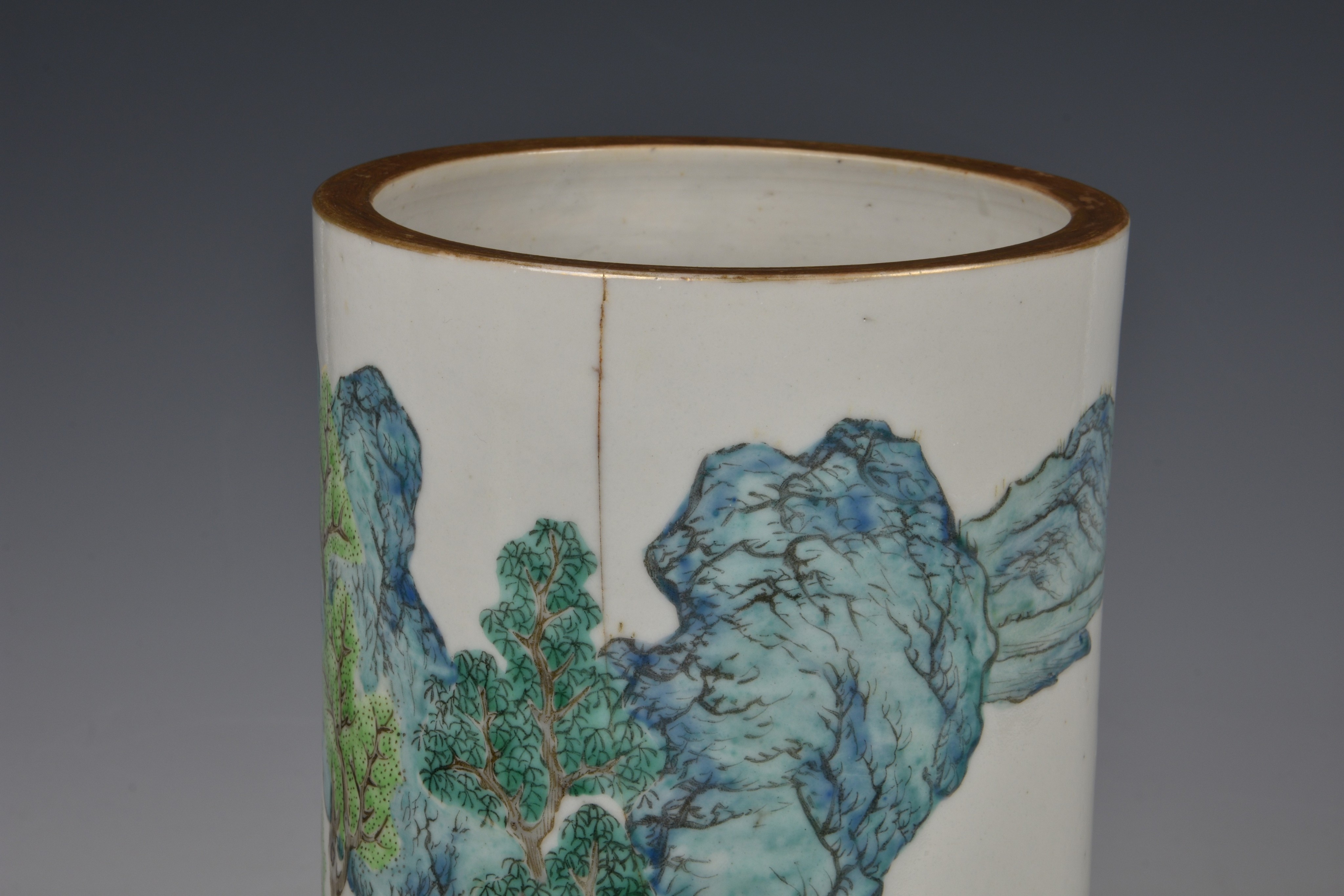 A Chinese porcelain famille rose sleeve vase, probably early 19th century, finely painted with - Bild 6 aus 9