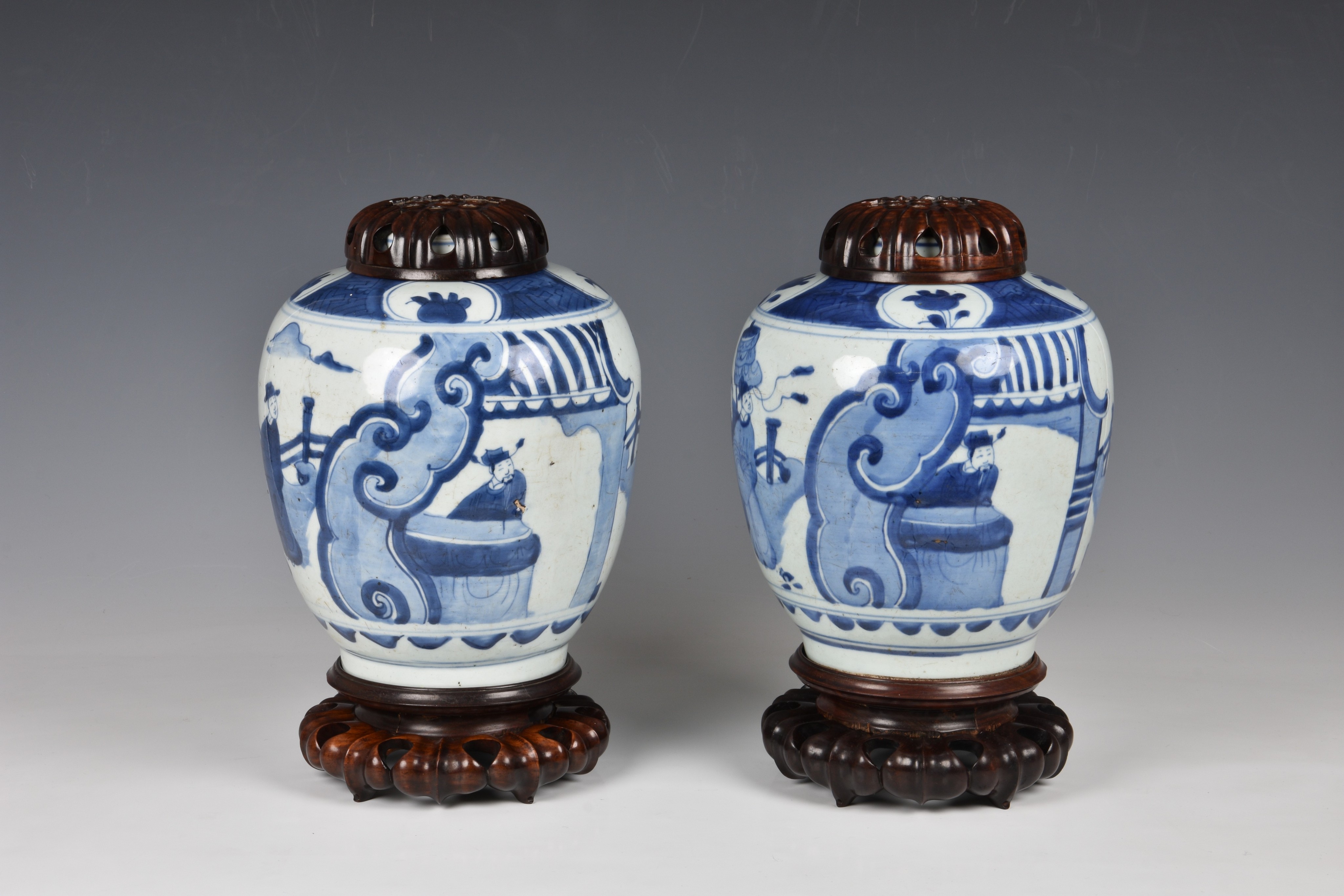 A pair of Chinese blue and white porcelain jars, Qing Dynasty, probably Kangxi period (1662-1722),