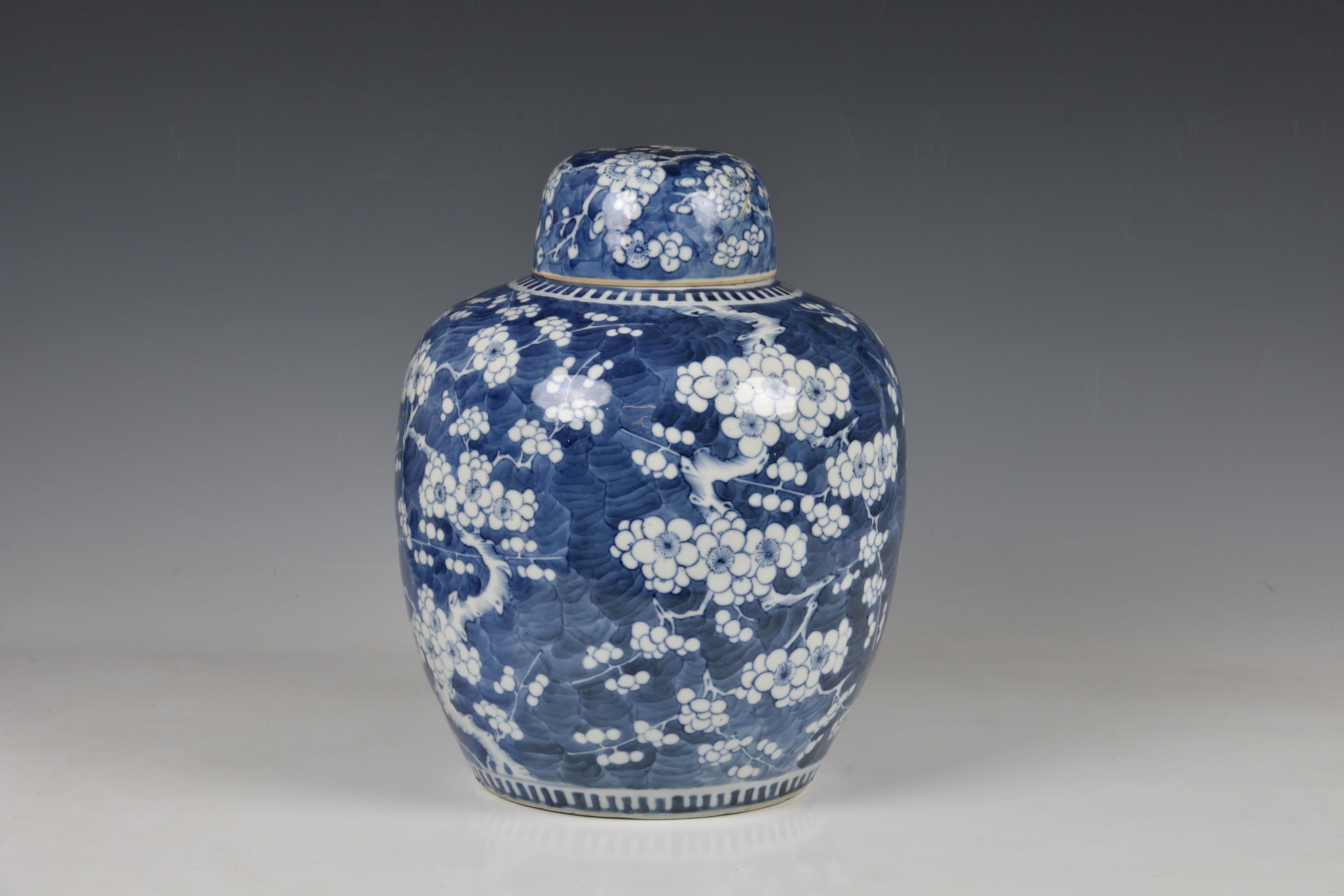 A large Chinese porcelain blue and white ginger jar, Qianlong four character mark but later, - Bild 2 aus 6