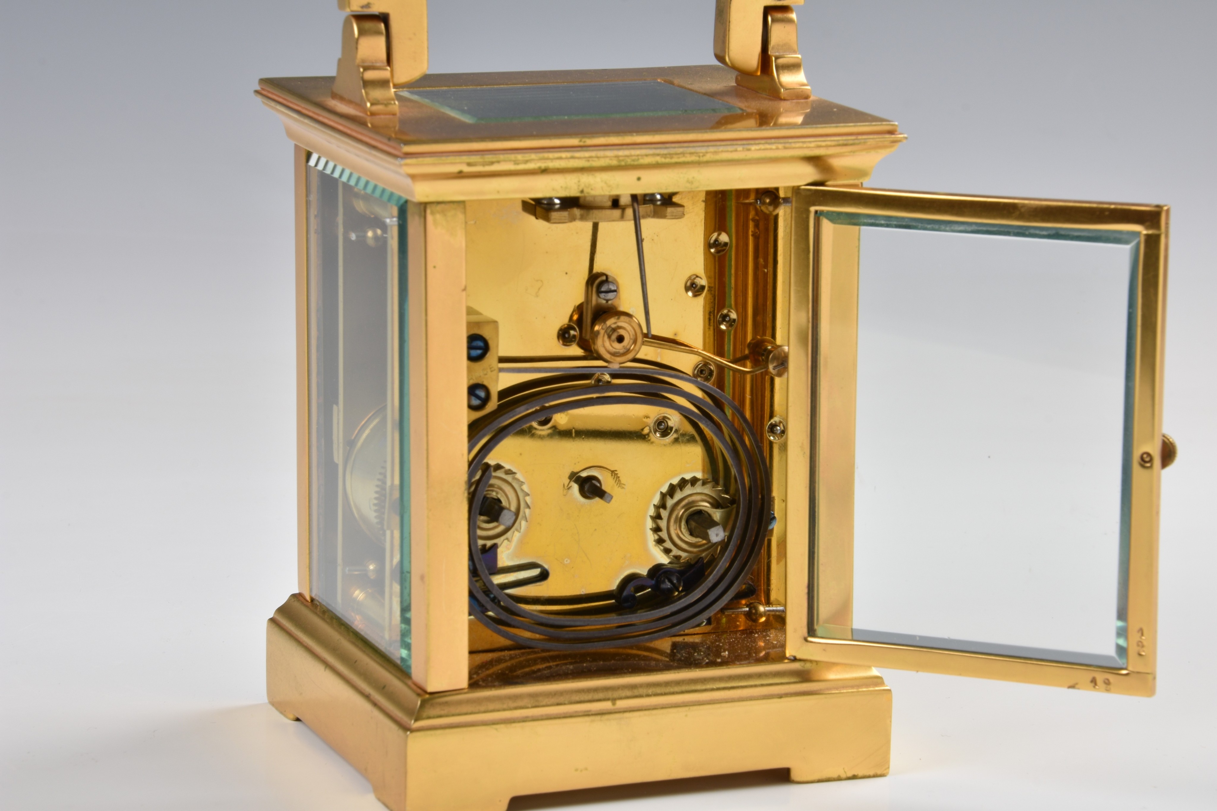 A French gilt brass carriage clock, c.1900, the white enamel Arabic dial signed 'Snow & Ashworth - Image 3 of 5