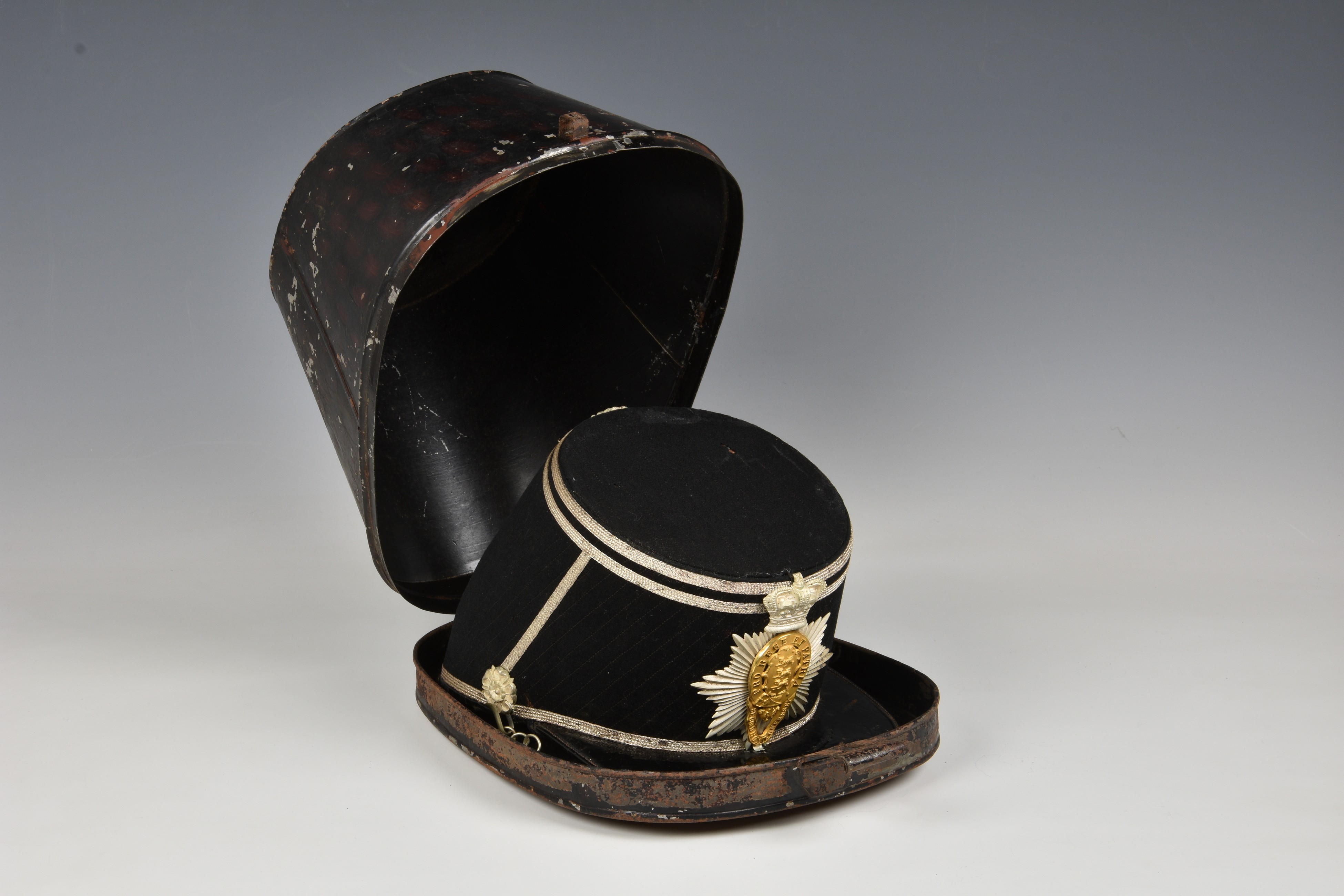 An extremely rare 2nd Royal Guernsey Militia shako, black cloth sides and top, having diagonal - Image 6 of 6