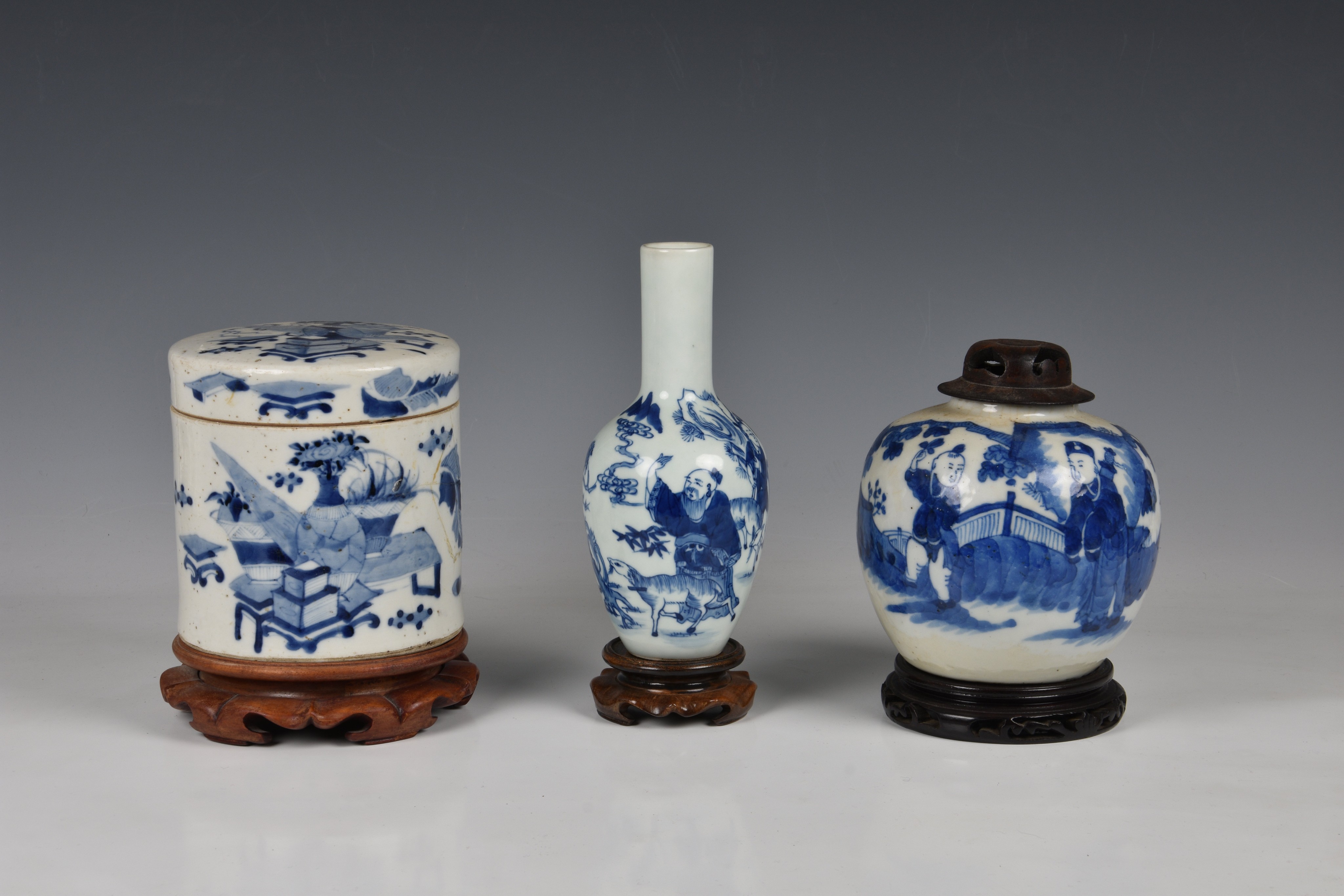 Chinese blue and white porcelain, 20th century, comprising a globular vase with six character Kangxi