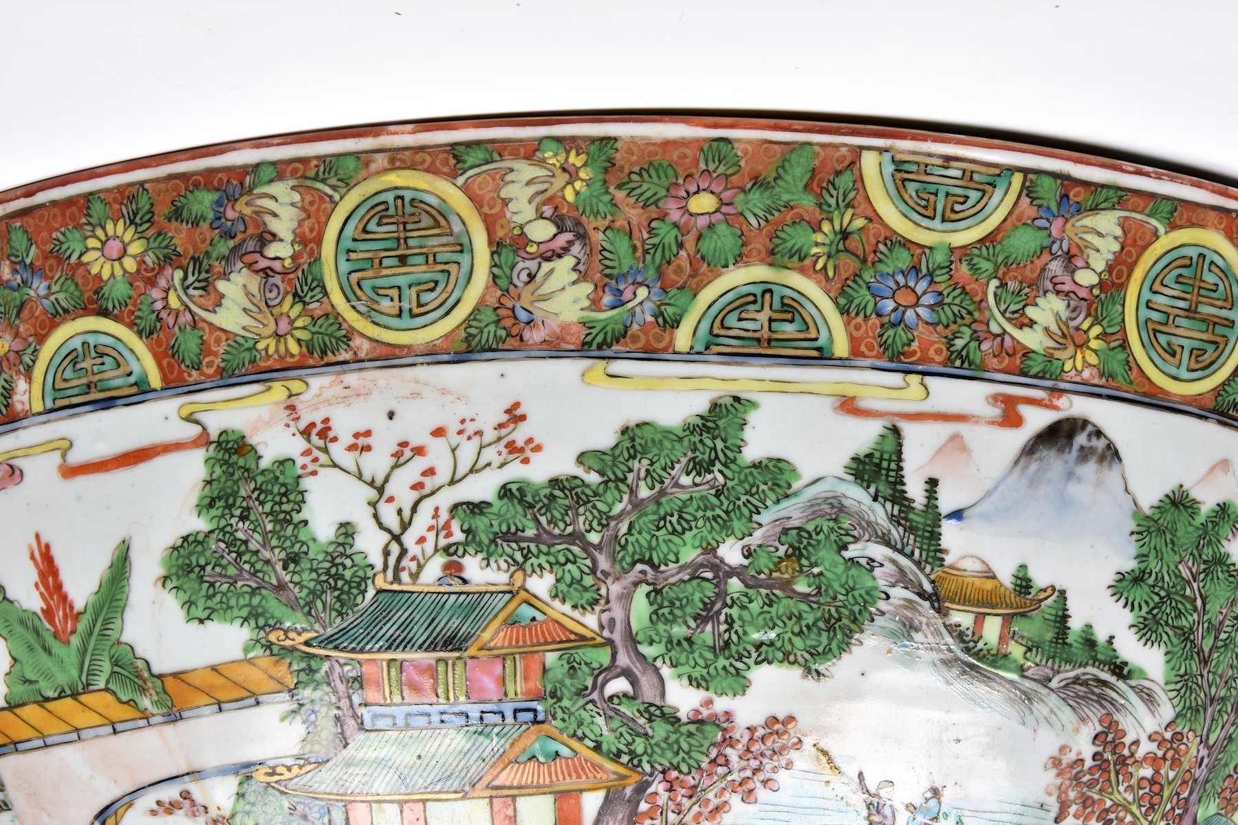 A large Chinese export porcelain Canton famille rose punch bowl, worn four character seal mark to - Bild 11 aus 16