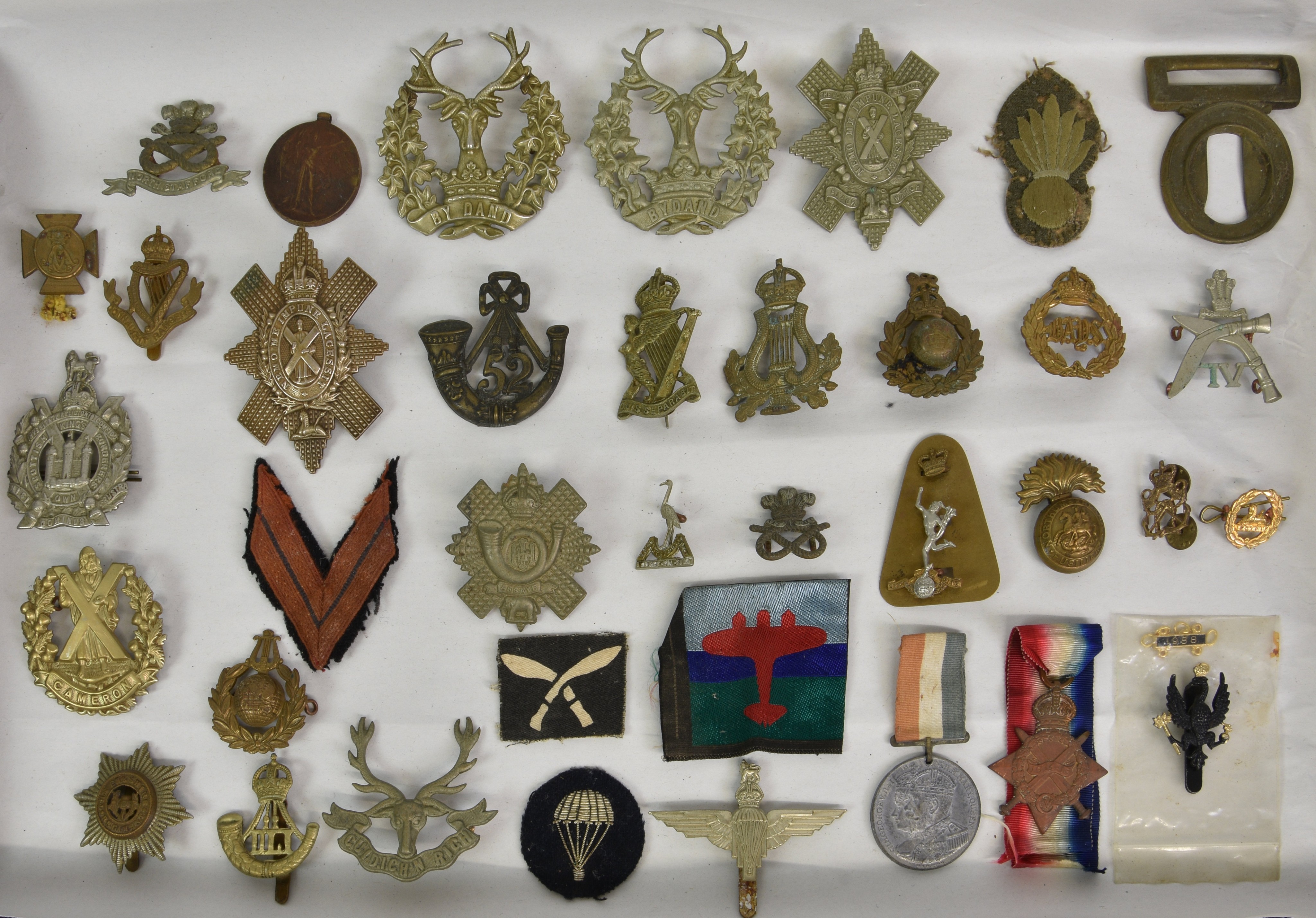 A large collection of approximately one hundred & thirty (130) various Military cap badges / patches - Image 3 of 6