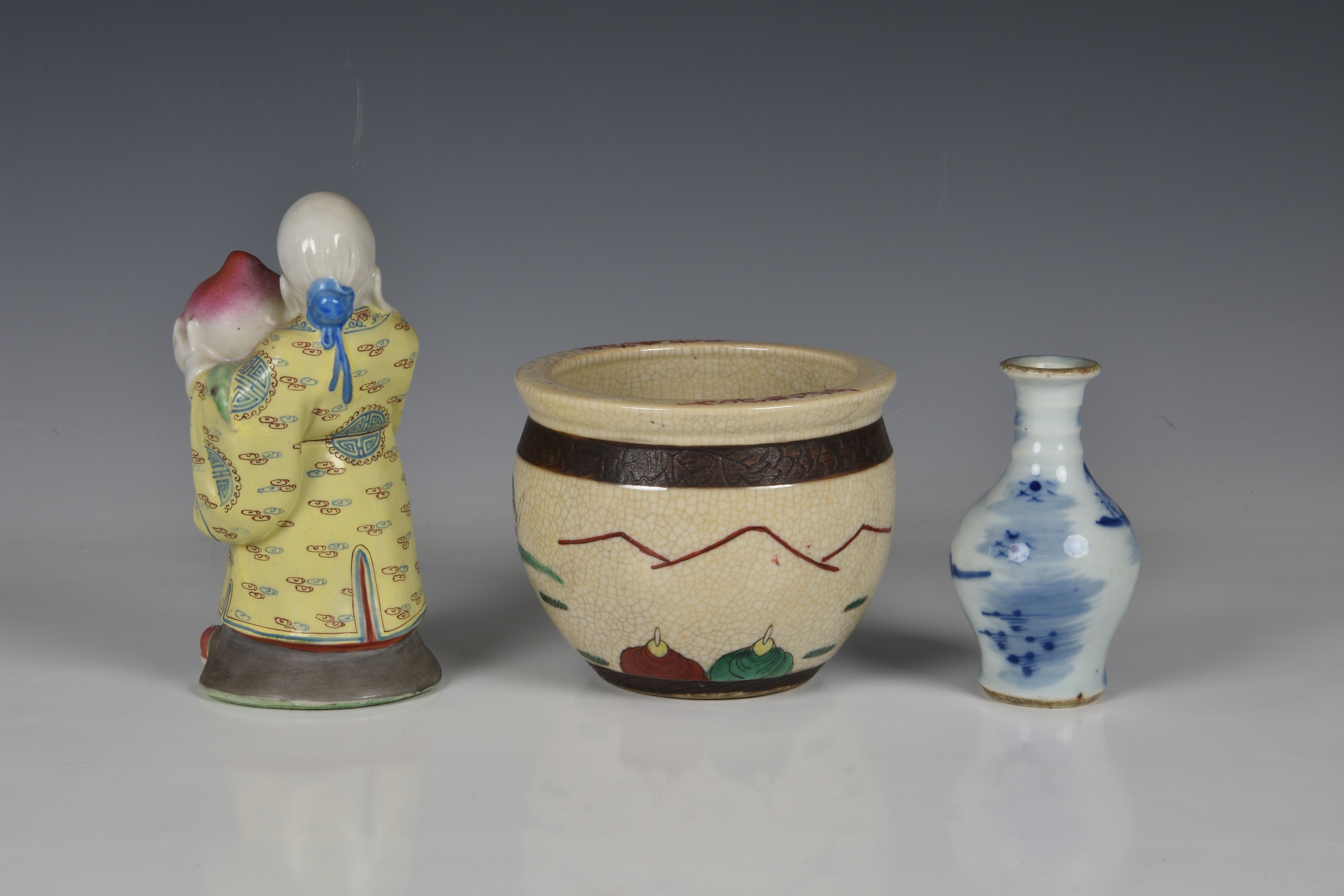 A small group of Chinese porcelain and works of art, comprising a 20th century famille rose export - Image 3 of 6