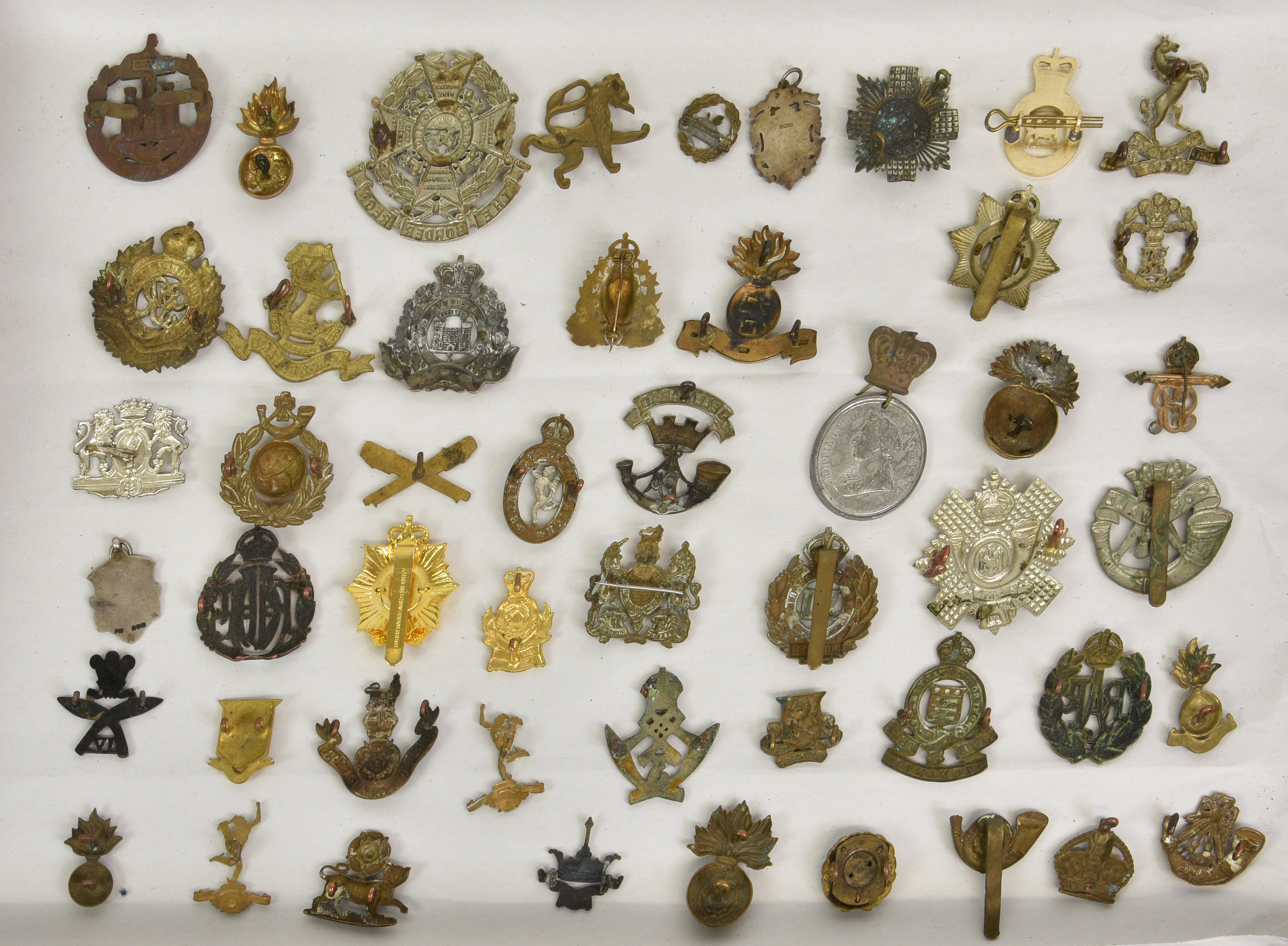 A large collection of approximately one hundred & thirty (130) various Military cap badges / patches - Image 4 of 6