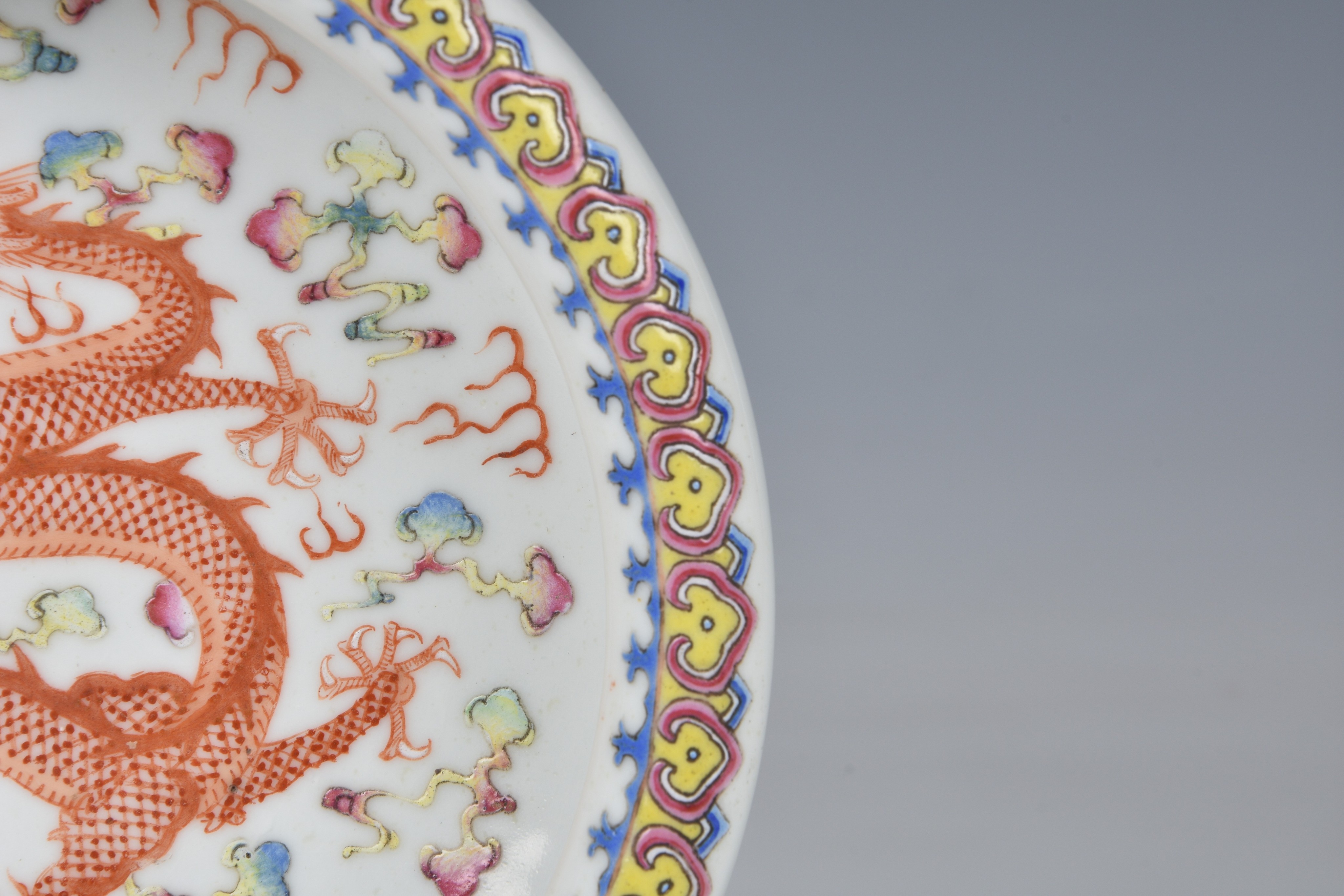 A Chinese famille rose porcelain brush washer, four character Qianlong mark but probably Republic - Bild 3 aus 8