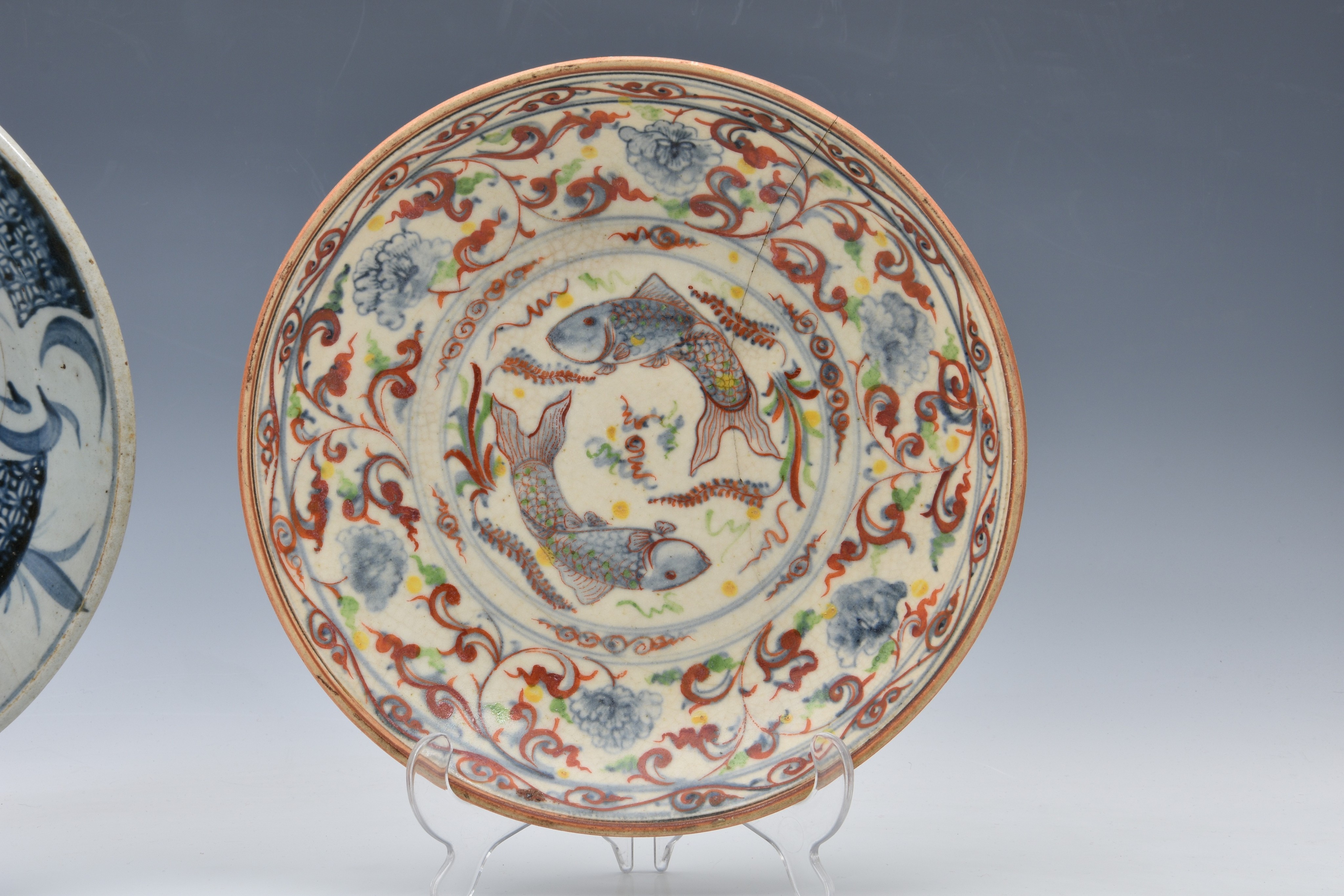 An Annamese polychrome porcelain dish, Vietnam, probably 16th / 17th century, robustly potted and - Image 3 of 6