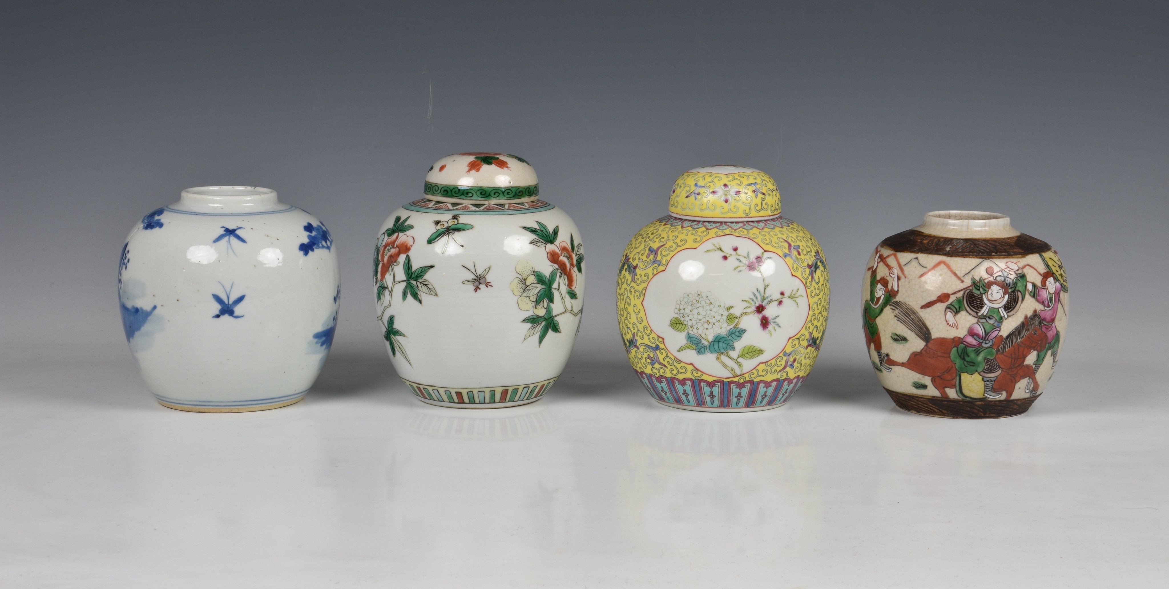 Four Chinese porcelain ginger jars, 20th century, one blue and white, painted with elegant ladies in - Bild 2 aus 3