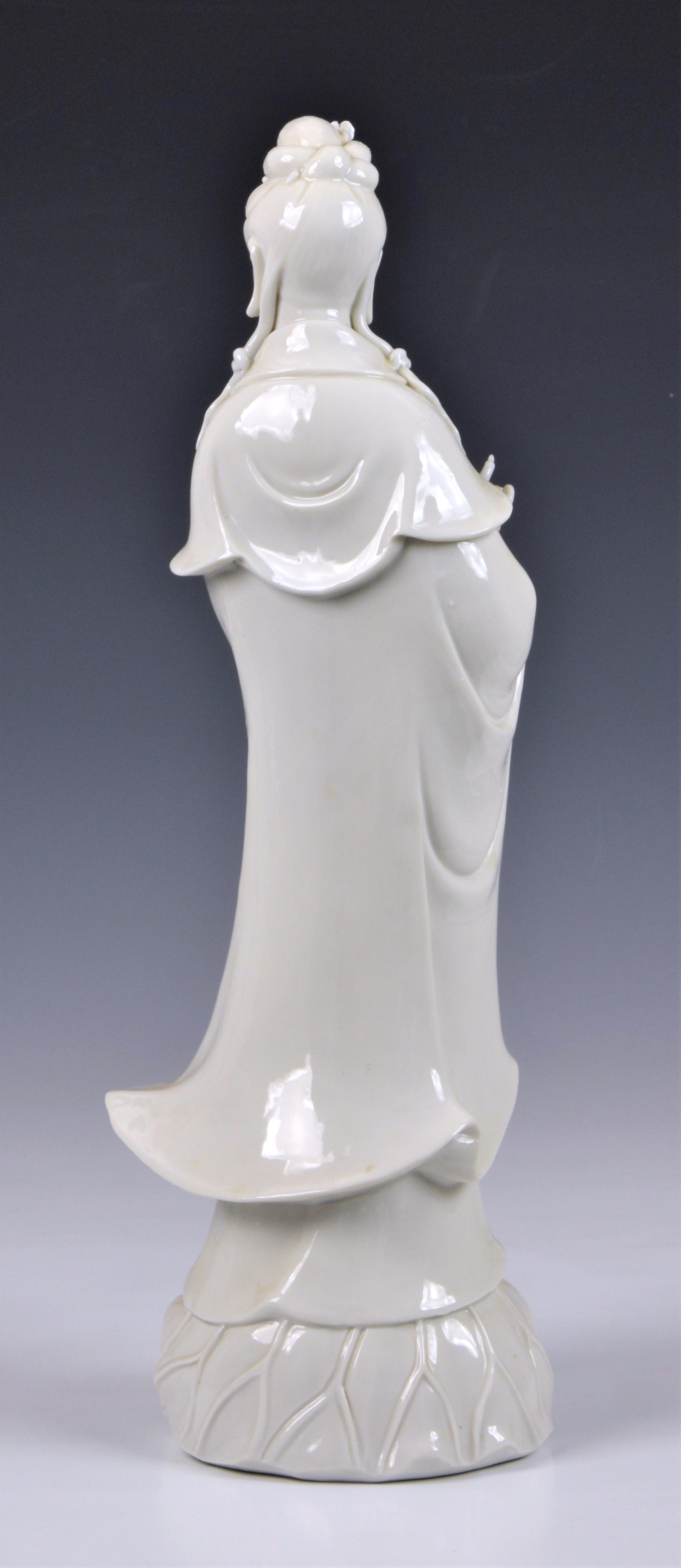 A Blanc de Chine figure of Guanyin, Continental, 20th century, figure holding a vase, standing on - Image 4 of 6