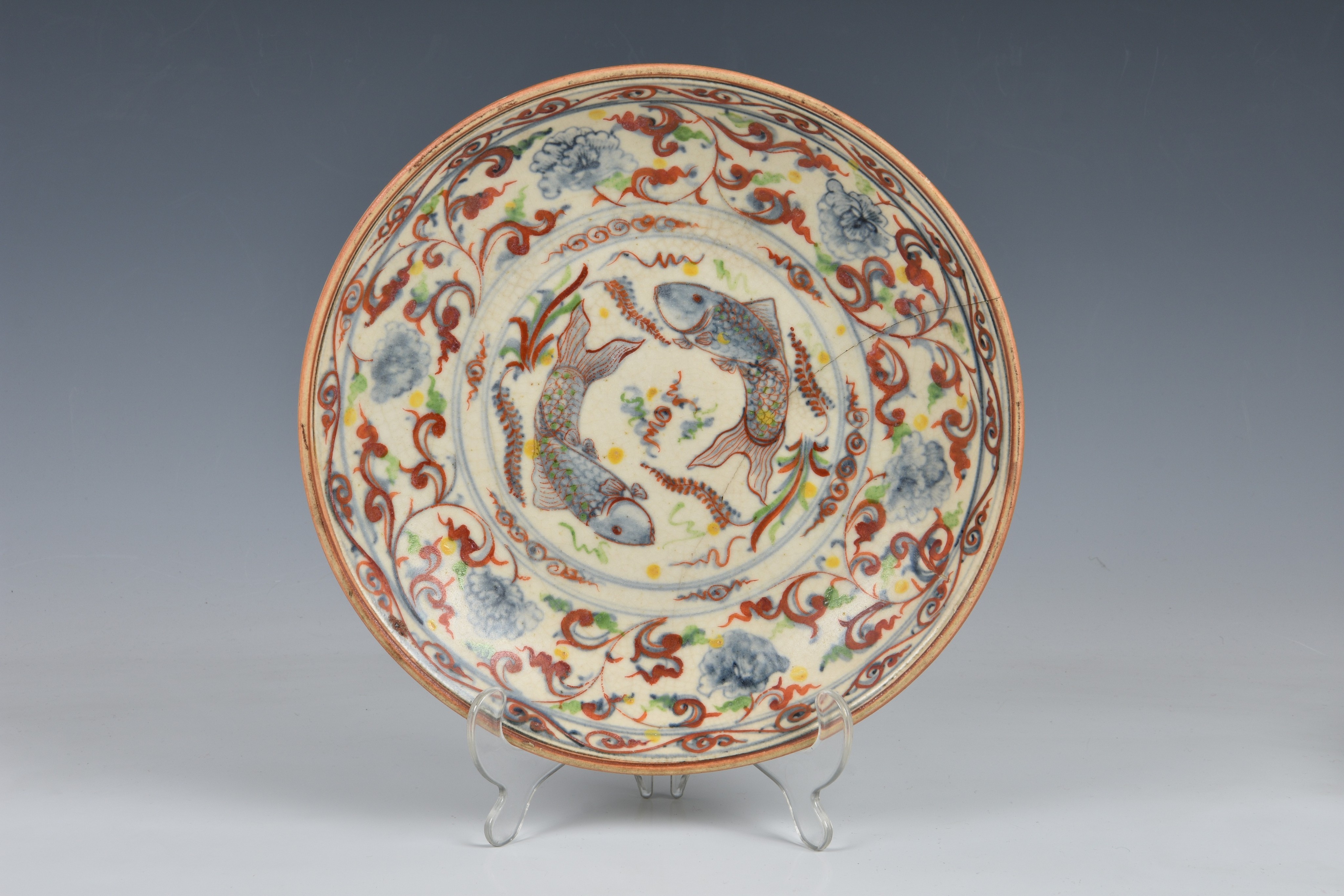 An Annamese polychrome porcelain dish, Vietnam, probably 16th / 17th century, robustly potted and - Image 6 of 6