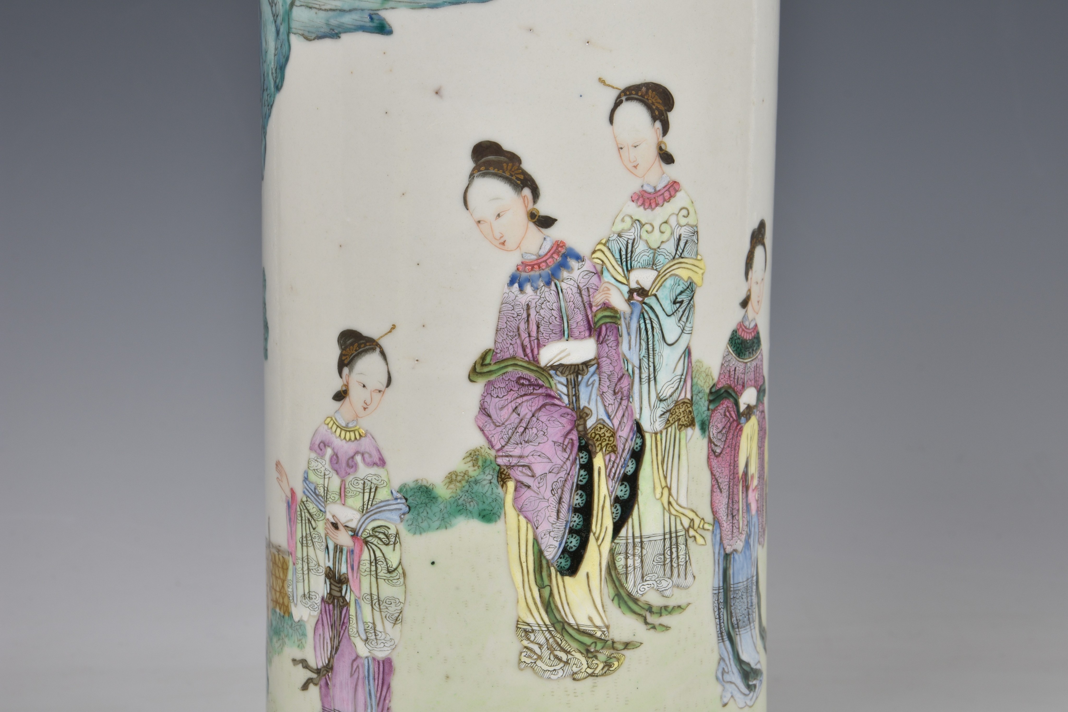 A Chinese porcelain famille rose sleeve vase, probably early 19th century, finely painted with - Bild 2 aus 9