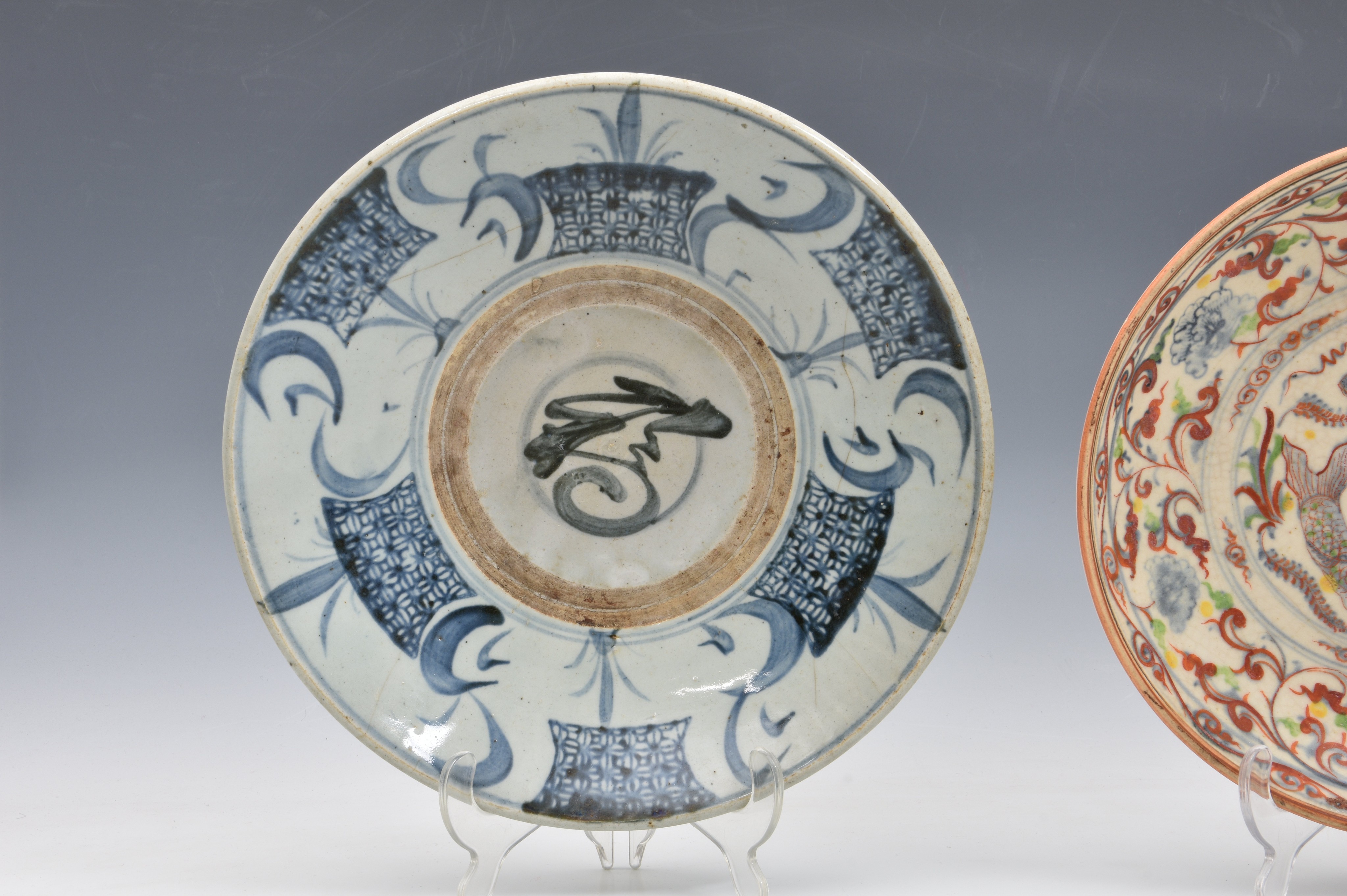 An Annamese polychrome porcelain dish, Vietnam, probably 16th / 17th century, robustly potted and - Image 2 of 6