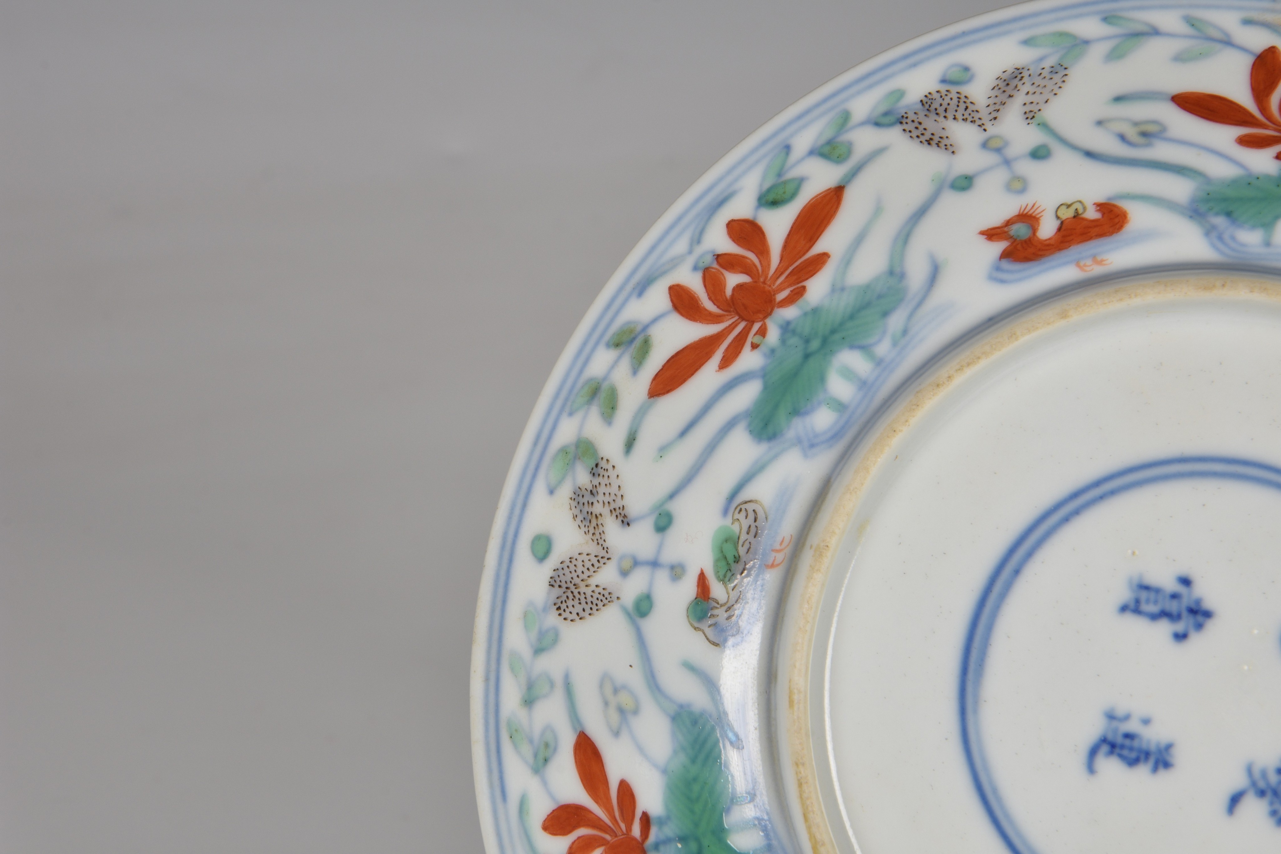 A Chinese doucai 'duck and lotus pond' porcelain dish, four character mark within double - Bild 7 aus 10