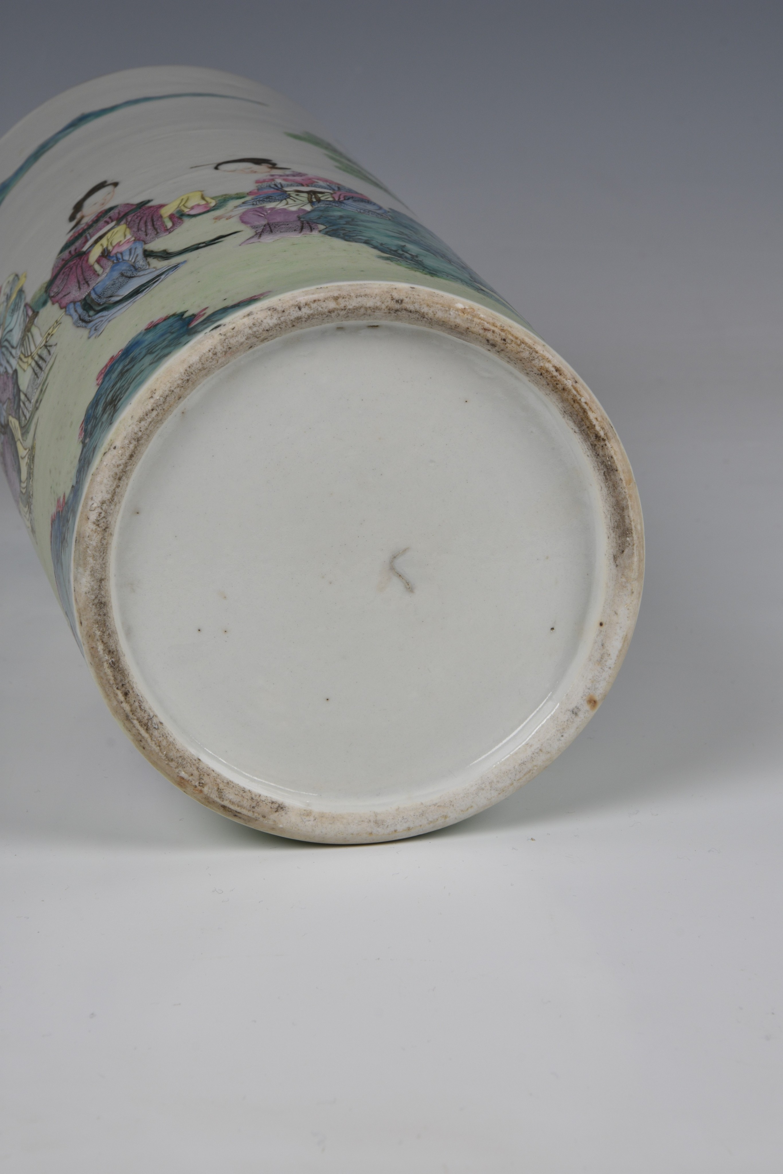 A Chinese porcelain famille rose sleeve vase, probably early 19th century, finely painted with - Bild 9 aus 9