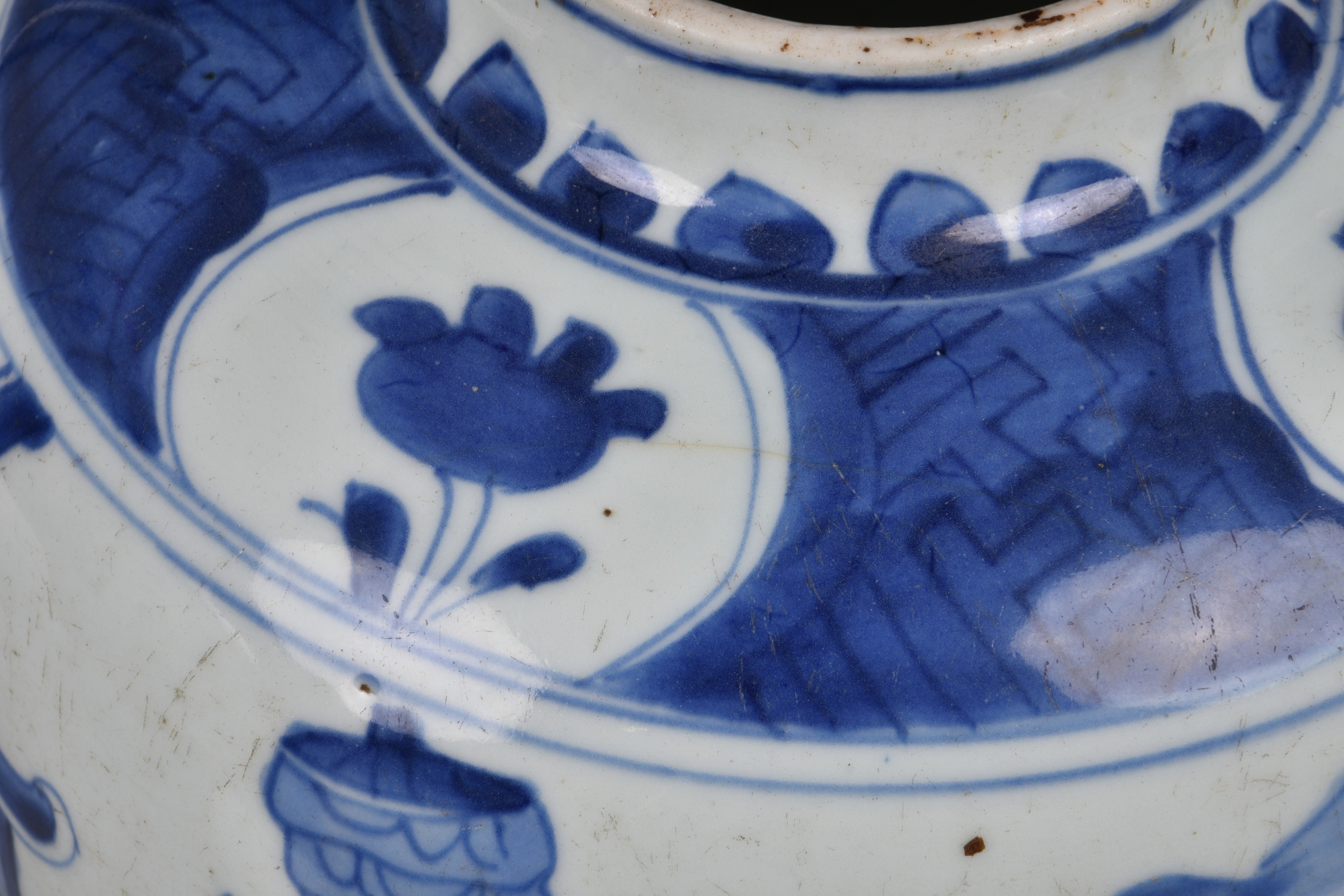 A pair of Chinese blue and white porcelain jars, Qing Dynasty, probably Kangxi period (1662-1722), - Image 16 of 20