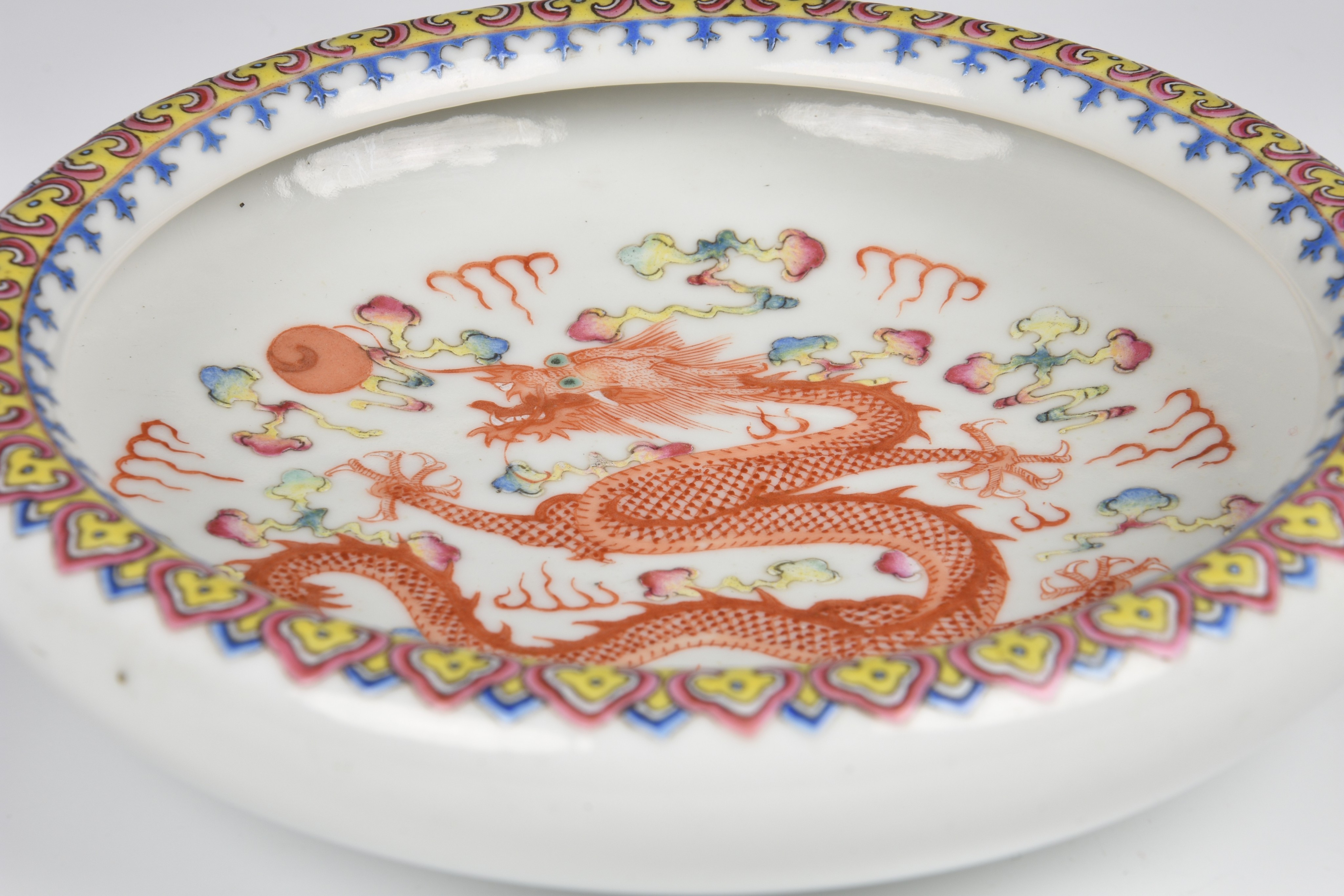 A Chinese famille rose porcelain brush washer, four character Qianlong mark but probably Republic - Bild 8 aus 8